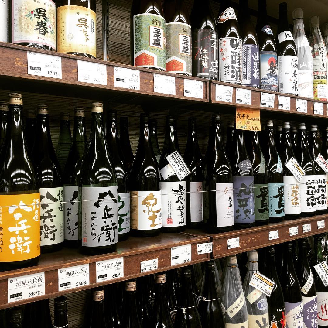 かがた屋さんにて日本酒仕入れっ！

いつもお世話になっているので今日は東京までみんなで行ってきました。ついつい自分の好きな日本酒ばかりに目がいってしまいますw

みんな選びに選んだ日本酒ばかりなので僕達が美味しい料理と合わせて紹介して行きたいです╰(*´︶`*)╯