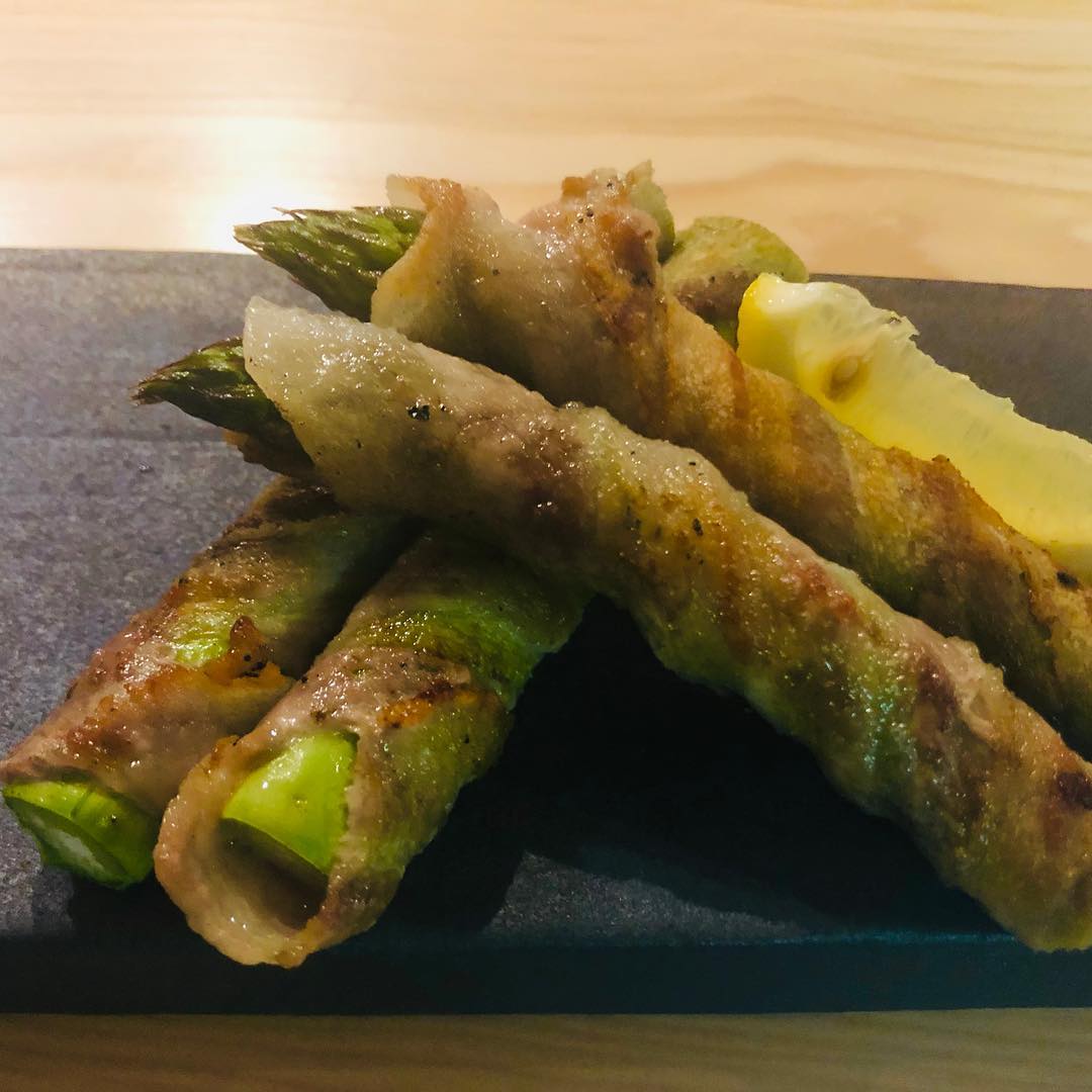 アスパラ肉巻き！
こんなシンプルな一品なのに、何故か美味しい。
肉に巻かれたアスパラは肉の旨味を吸い、巻かれていることによって中で蒸されてそのまま焼かれるよりも食感と味わいがしっかり残ります。
レモンを絞って是非どうぞ╰(*´︶`*)╯