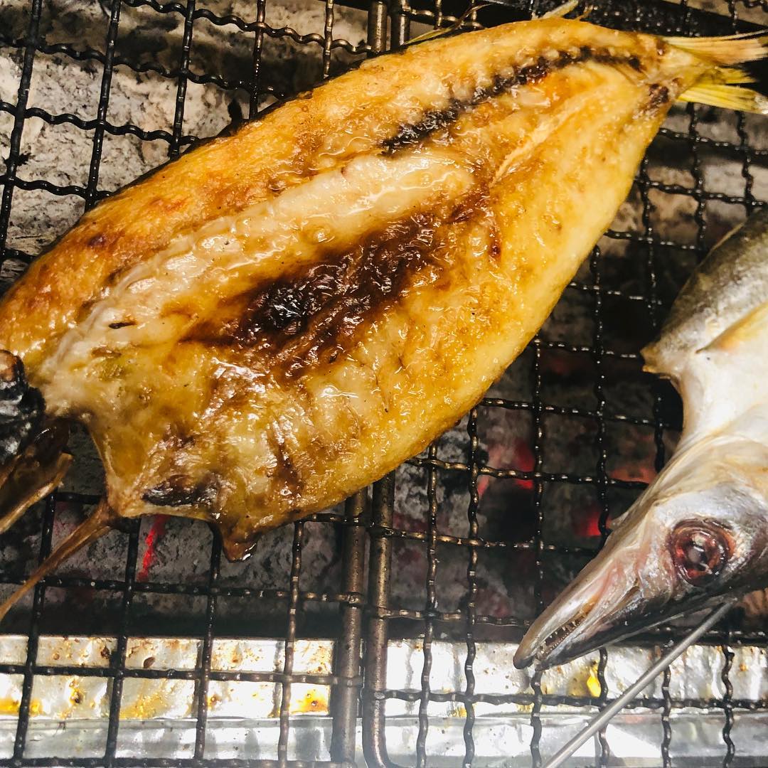 小田原産のカマス
炭でふっくら焼きあげたら絶品です！
数量限定ですのでお早めに…