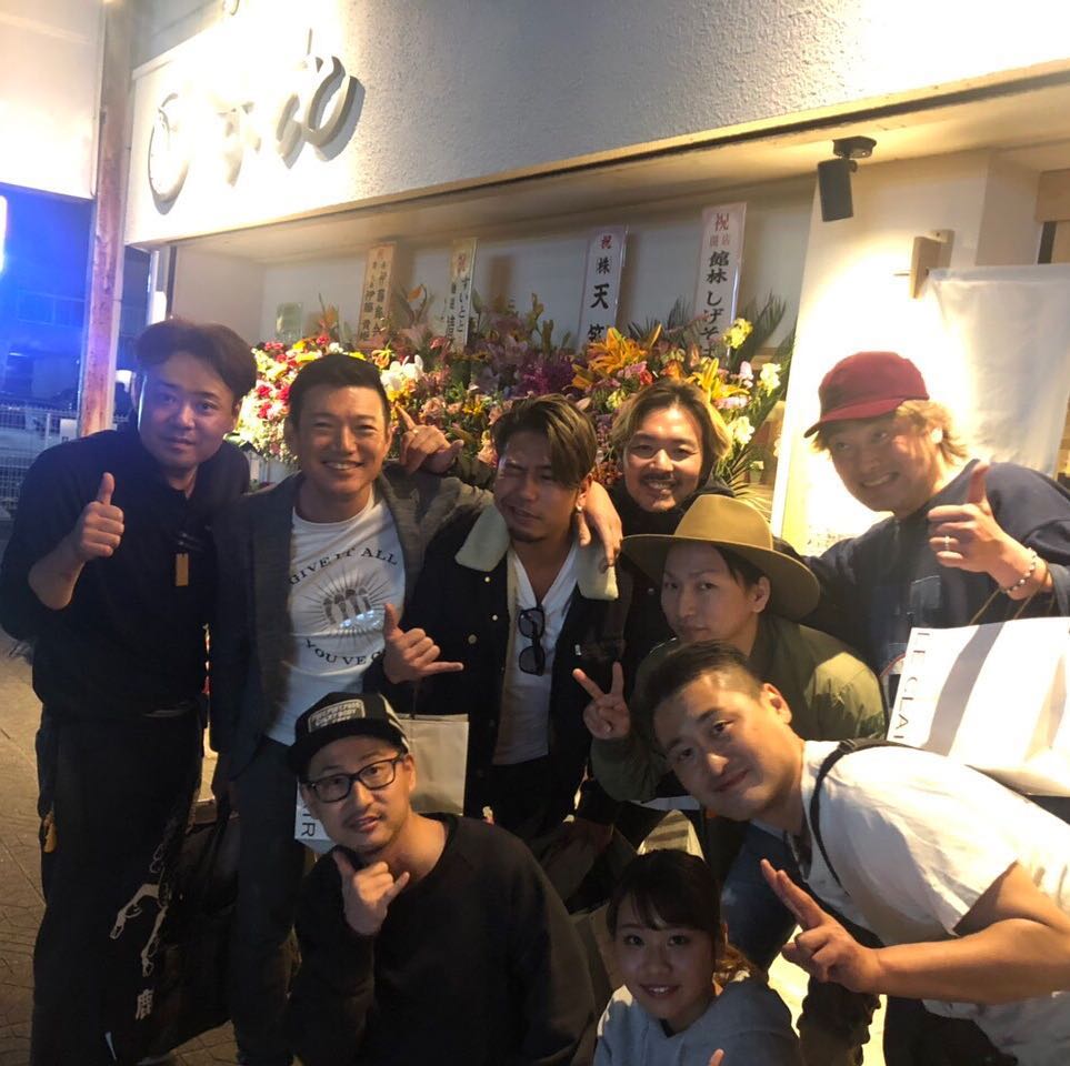 昨日は
かつてのボスと尊敬する先輩後輩方が東京から来てくれました！
いずれも、大繁盛店の経営者ですので、身の引き締まる思いでしたが、お祝いの言葉とたくさん愛情をいただき、最高の夜となりました。
皆さま本当にありがとうございました！
これからも頑張ります！