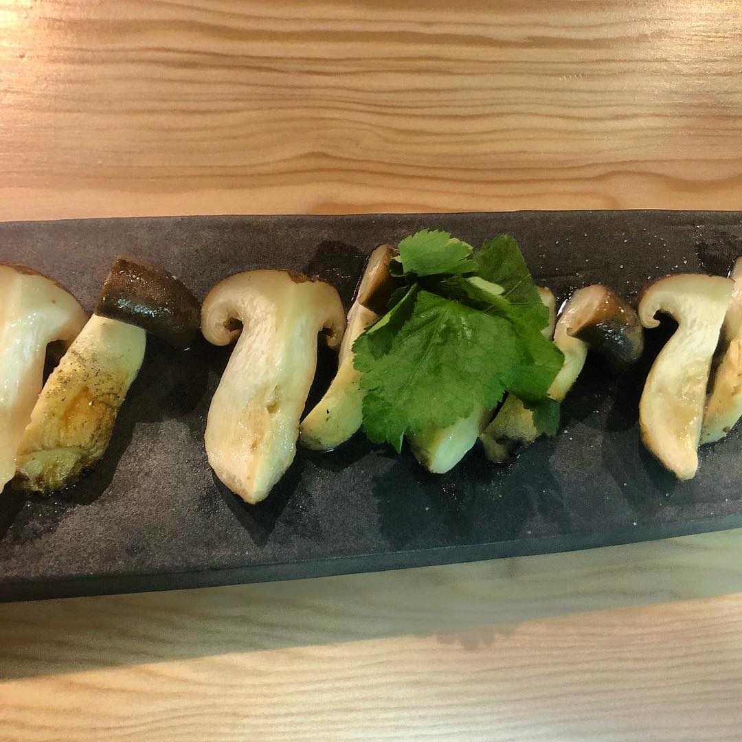 本シメジの炭火焼！

しめじの旨味がギュっとつまってレモンを搾ればお酒が無くなりますよ ♪( ´θ｀)ノ