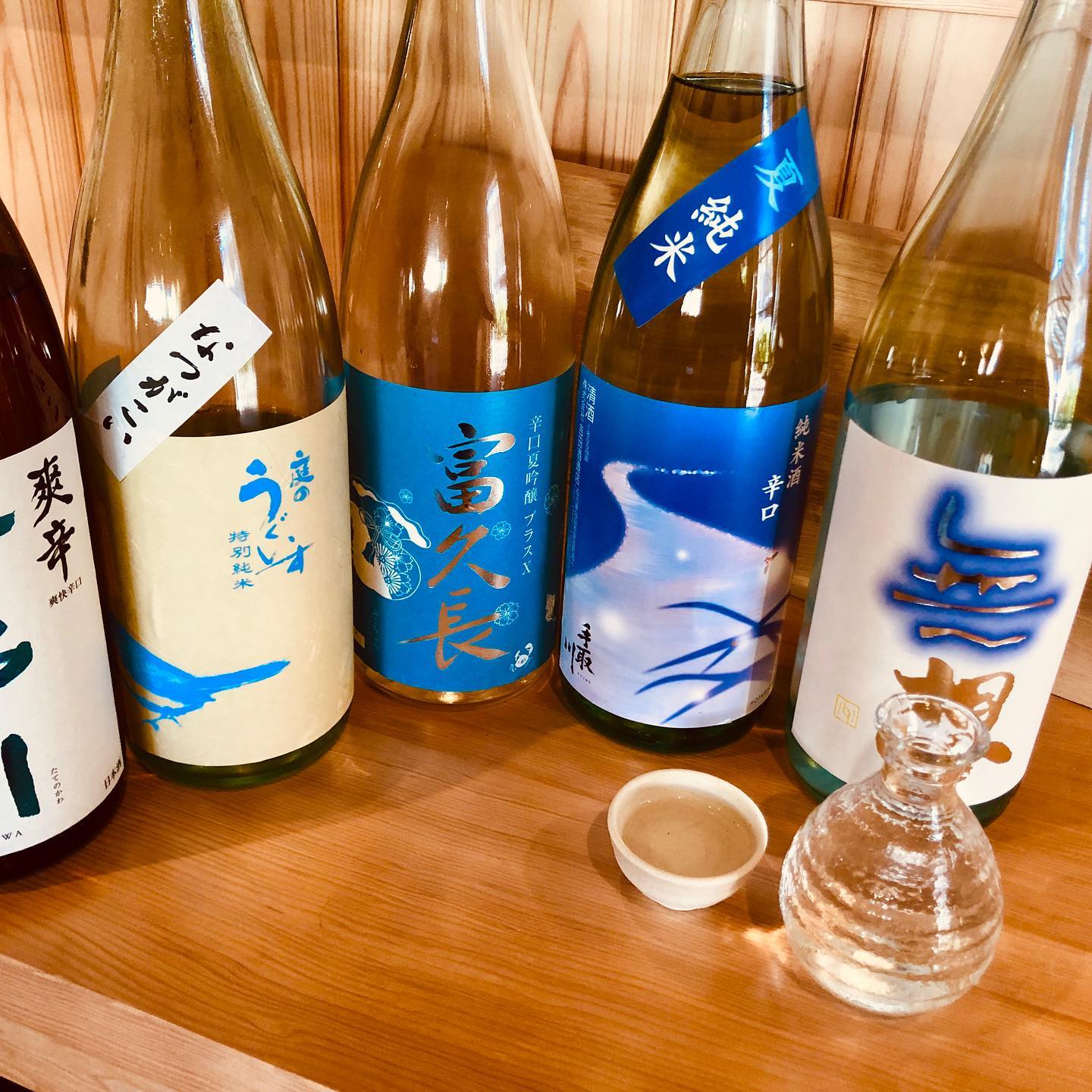夏酒が続々と入荷しております！

涼しそうなラベルにスッキリ、さっぱりした味わいになってます。
暑い日にキュッと一杯どうですか？