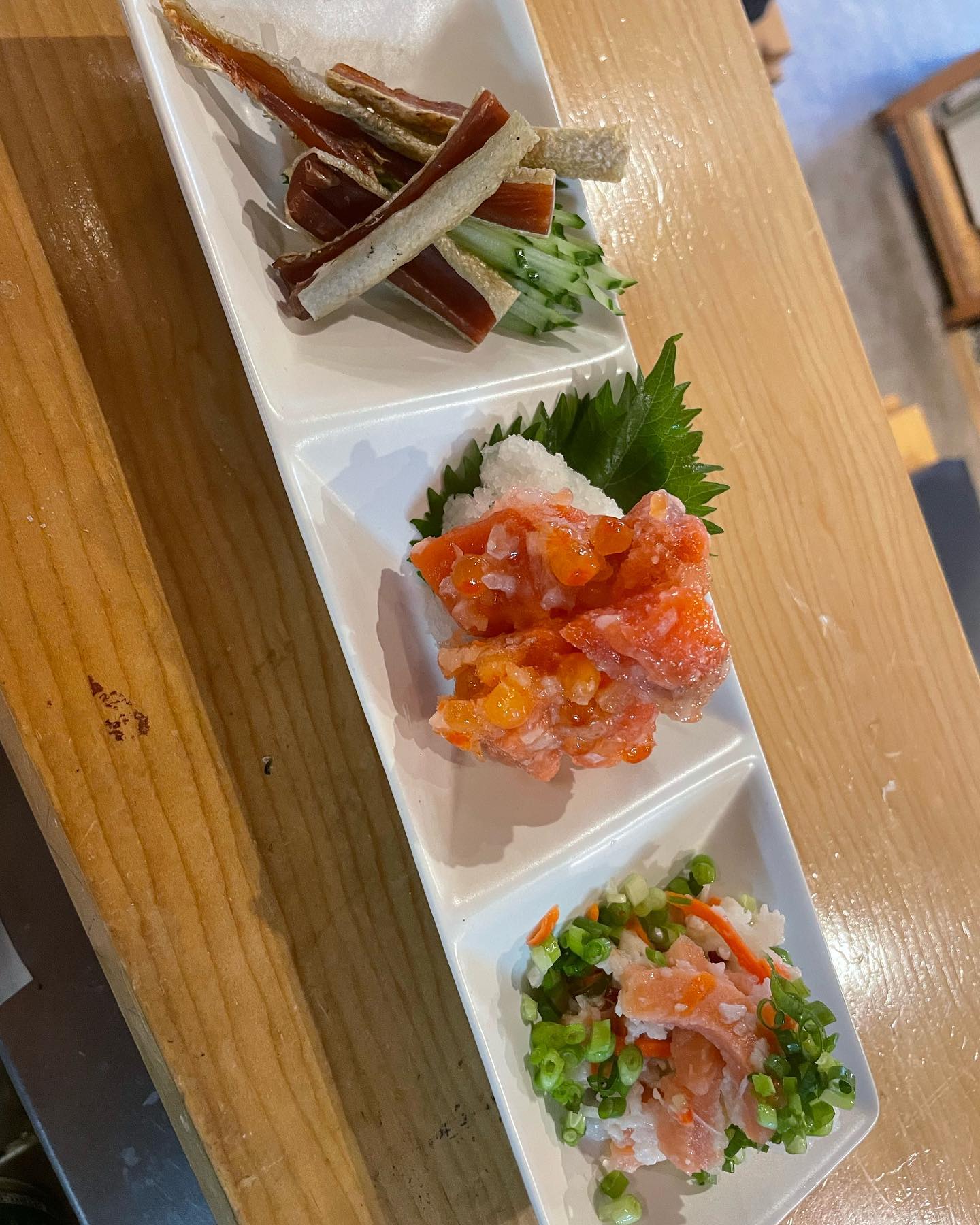 北海道より秋鮭の珍味達が届きました(//∇//)

左から、鮭とば、鮭とイクラの親子ルイベ、鮭の飯寿司となっています。
どれも日本酒との相性がとても良いです！
是非、鮭の味に負けない力強い日本酒と一緒にどうぞっ！