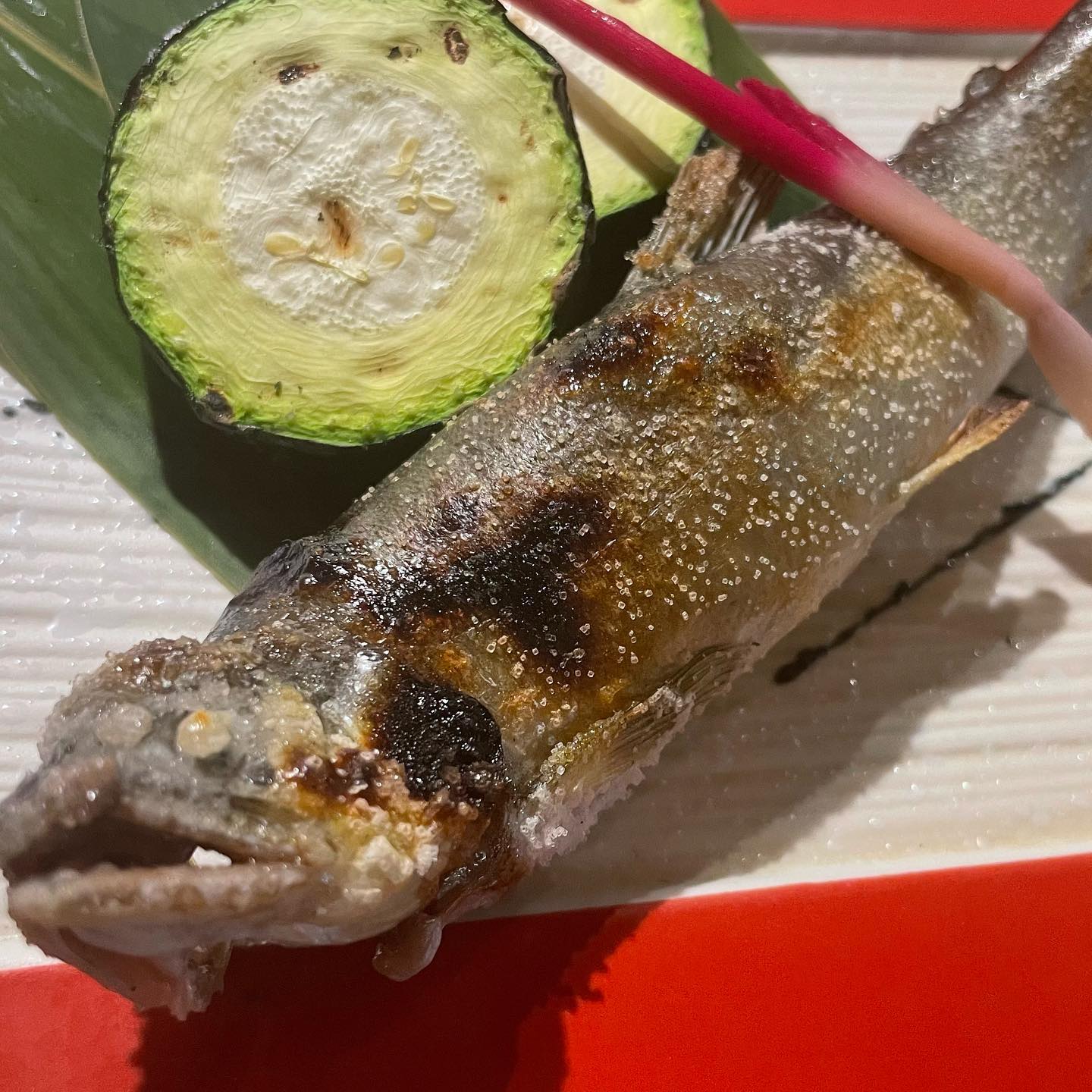 鮎の塩焼き

初夏を感じますね！

合わせるべき日本酒は

奈良県の花巴！
少しクセのある味が
焼き魚との相性がとても良いです。
是非ペアリングして下さい。