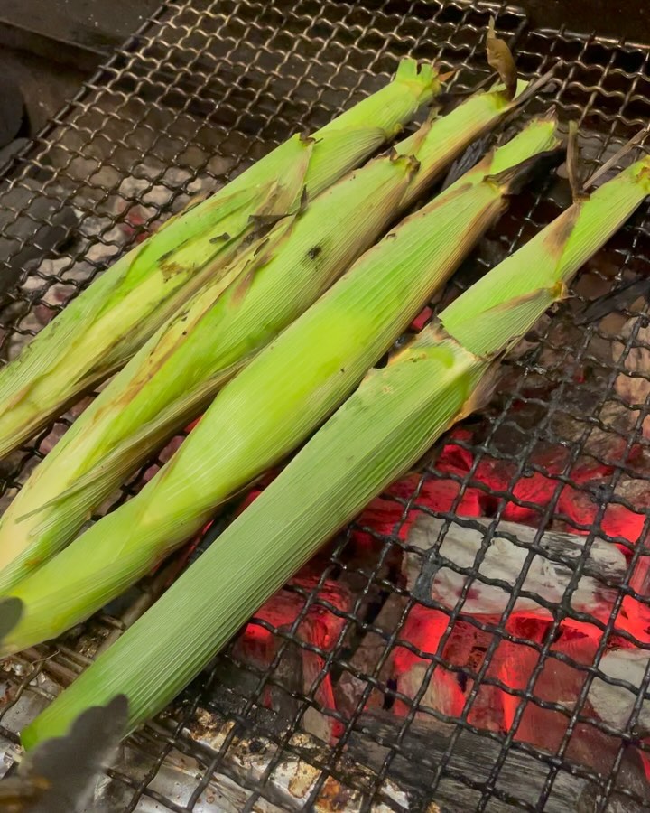 炭焼きヤングコーン！
この時期にしか食べれないヤングコーン
炭焼にしたヤングコーンしっかり中も熱々にして髭が甘いので是非食べてみてください！