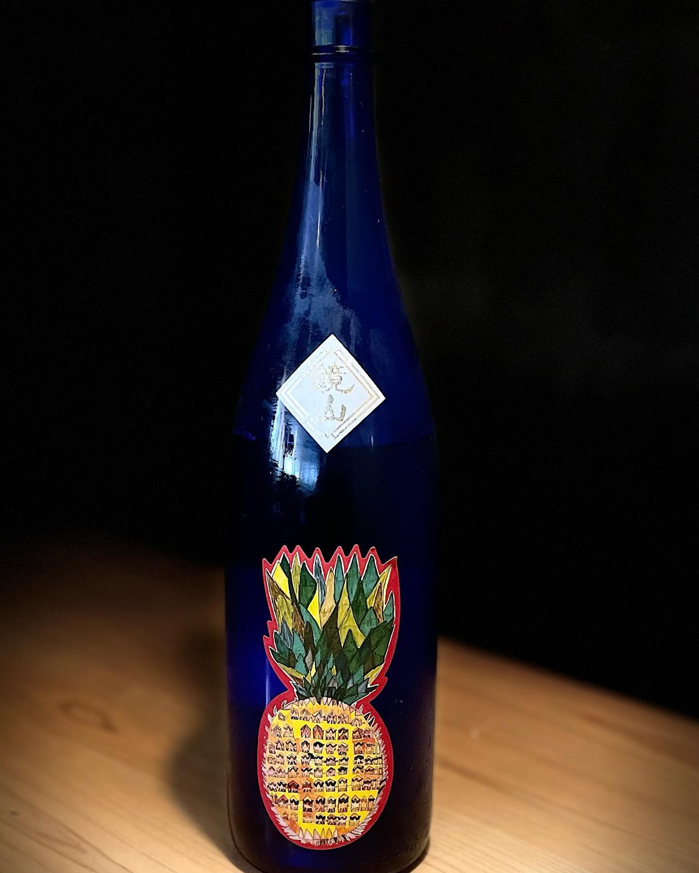 日本酒｢鏡山」
パイナップルを思わせる香りとスッキリした味わいになります。
この日本酒は夏に出てくる物なで暑い日に飲むとどんどんおかわりをしたくなります。