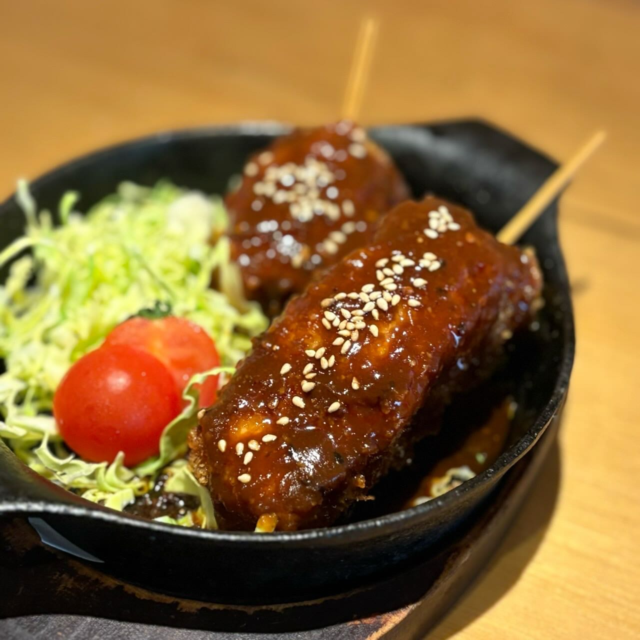 味噌串カツ~名古屋風~.
.
.
串カツの味噌ダレは八丁味噌をベースにした名古屋風の味噌ダレを自家製で炊き上げました‍♂️.
分厚くカットした豚ロースに負けないよう、コクと深みを出すために麹味噌をブレンドしてあります！.
.
熱々の鉄板に乗った味噌串カツを片手に是非ビールやハイボール、サワーを召し上がってみてください