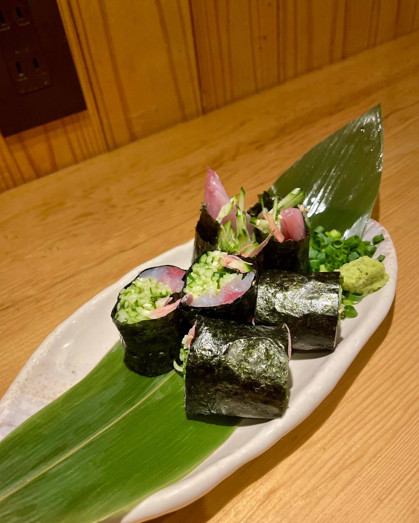 鯵薬味海苔巻き！
鯵と薬味を巻いた海苔巻きこちらめちゃくちゃお酒に合って食べる手が止まりません！
お酒も沢山飲んじゃう商品になります
是非ご来店お待ちしております