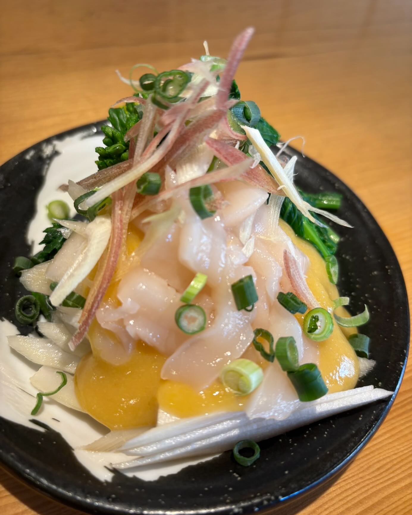 ほたてと菜の花の酢味噌！
すいととの春のメニューがやってきました！
菜の花とホタテの下に隠されてるものがなんとウドになります。
ウドの苦味がたまりませんし菜の花、ホタテが酢味噌と合わさってお酒が進む進むので是非食べてみて下さい。