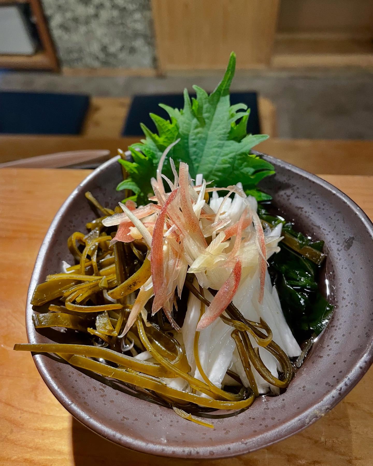 生めかぶと山芋の酢の物！
小田原から届いた新鮮バツグンなめかぶを豪快に千切りにして山芋を合わせて三杯酢をかけさっぱりしたおつまみになります。
是非お酒と一緒に食べてみて下さい