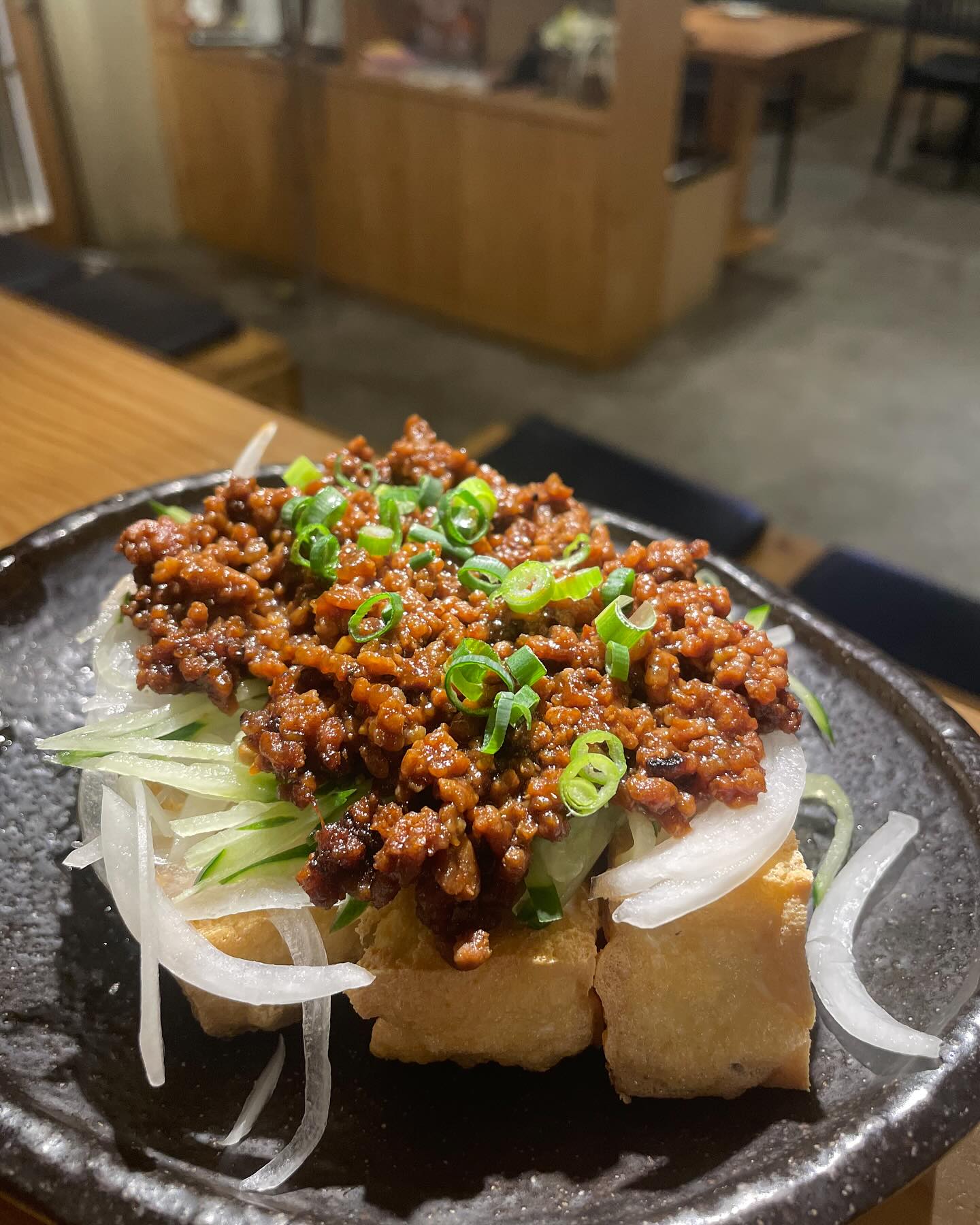 肉みそ揚げ豆腐！
お肉はゴロゴロした食感でお味噌が甘塩っぱく仕上げてあってそこに野菜と豆腐が合わさっていいバランスになります。
是非ご来店お待ちしております