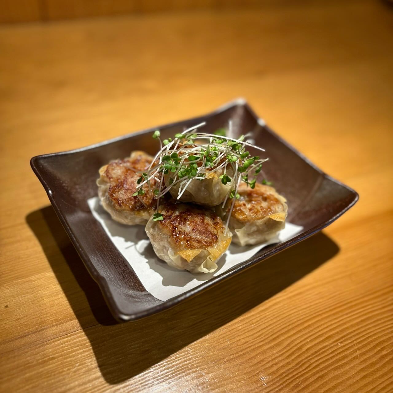 蓮根焼きしゅうまい.
.
.
本来は蒸して火を入れるしゅうまいを、あえて焼く事で皮はパリパリにお肉はよりジューシーに肉肉しいしゅうまいに仕上げる事が出来ました！.
.
しゅうまいダネの中にはゴロっと蓮根を入れており食感も最高です🤤.
.
是非ビールやハイボールと合わせてみてください.
本日もご来店お待ちしております♪