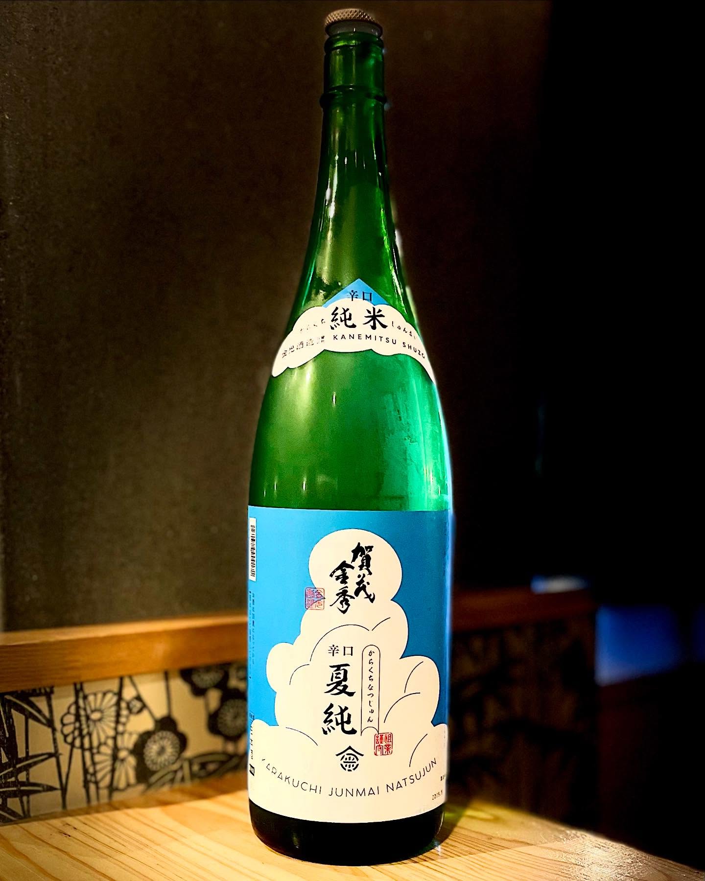 日本史｢賀茂金秀｣

こちらの特徴としては、口に含むと旨みが感じて
賀茂金秀ならではの微炭酸とビター感が感じられ最後にキレが良いのでスッキリした飲みごたえになっております。

日本酒が初めての方や日本酒を飲みなれてる方にもおすすめの日本酒になります。