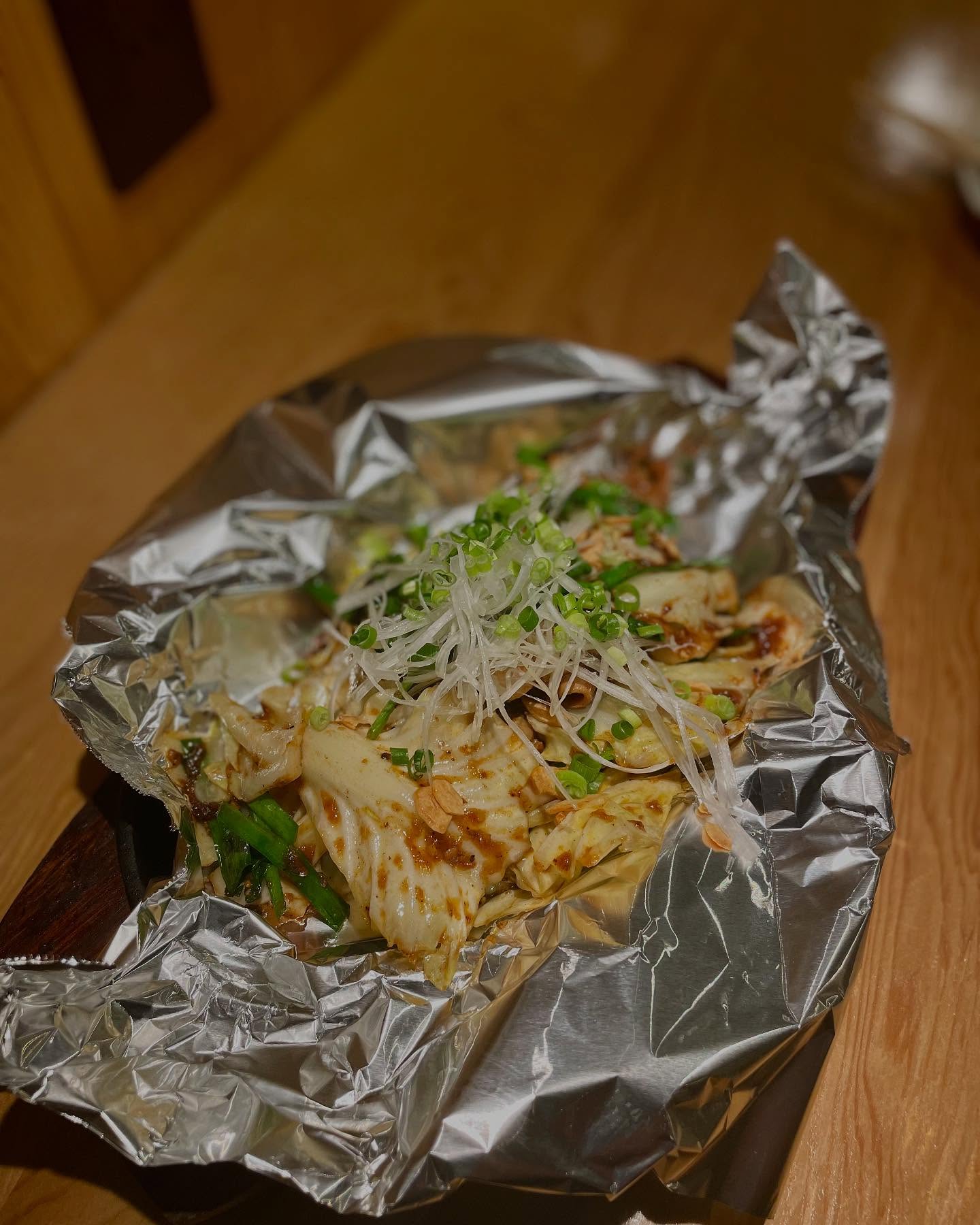 牛もつキャベツ炒め！
すいととに牛もつが入りました。
こちらを春キャベツで炒めて上げて味噌を焼いてあげて絡めると美味い！
ビールやハイボールに合う料理になります。