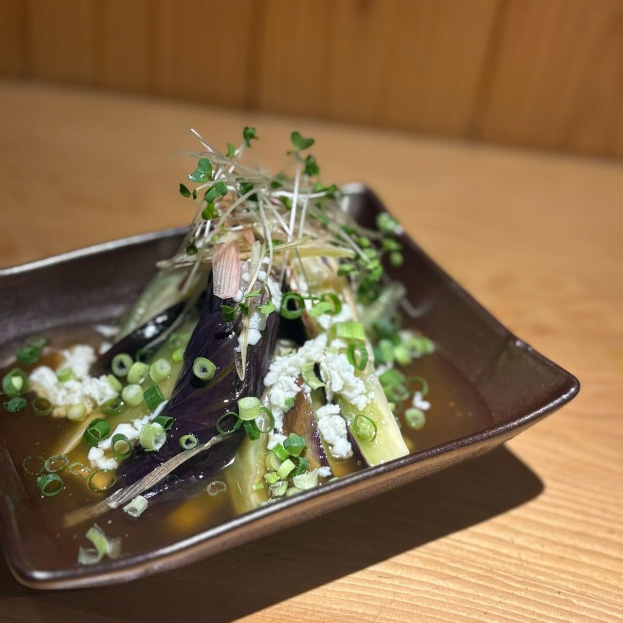 茄子とモッツァレラ鶏出汁びたし.
.
.
夏野菜の定番、黒茄子を使った出汁びたし始めました.
.
この出汁びたしは温菜ですが、茄子に油を殆ど使わず蒸し焼きで加熱する事で、食べ進めていても重くなくさっぱりと食べる事が出来る一品です！.
.
出汁は薄口醤油主体の味付けで、昆布、鰹節、鶏の3種類を使って取った特製出汁で、トロトロ食感の茄子とモッツァレラに負けない旨味を含んでいます🐓.
.
.
夏バテ防止に是非召し上がってみてください️.
.
.
本日もご来店お待ちしております！‍♂️