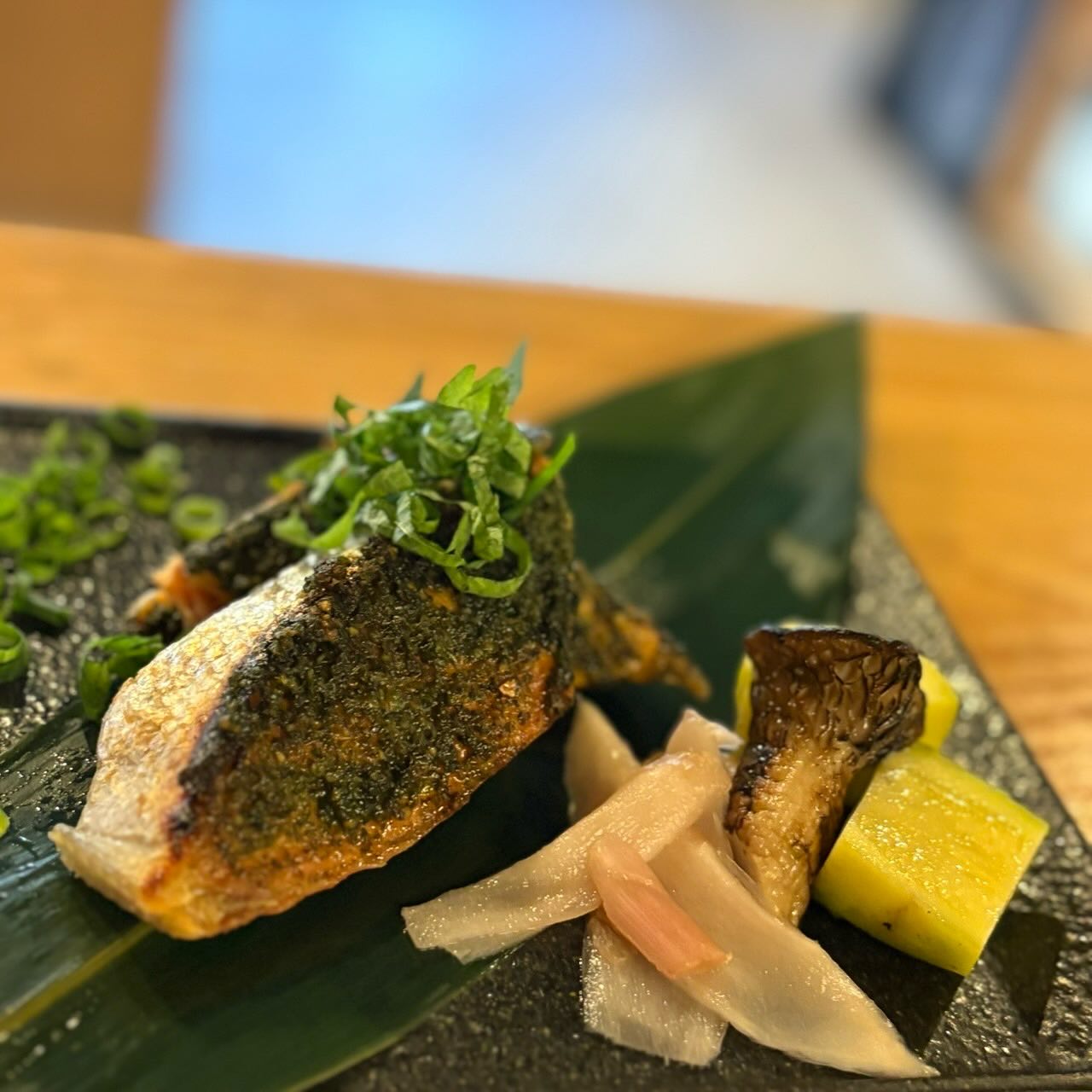 銀鮭の炭焼きシソベーゼ.
.
.
イタリアのジェノバ風という意味で作られるバジルがメインのソース『ジェノベーゼ』を和風にアレンジした、『しそベーゼ』を銀鮭の表目に塗り焼き上げました.
.
炭焼きの香りはもちろん.
しそベーゼを塗った後に炙る事でより大葉の香りがフワッと香る焼き物です🤤.
.
ただの銀鮭の炭焼きではなく、一風変わったすいととの銀鮭を是非召し上がってみてください！.
.
.
ご来店お待ちしてます
