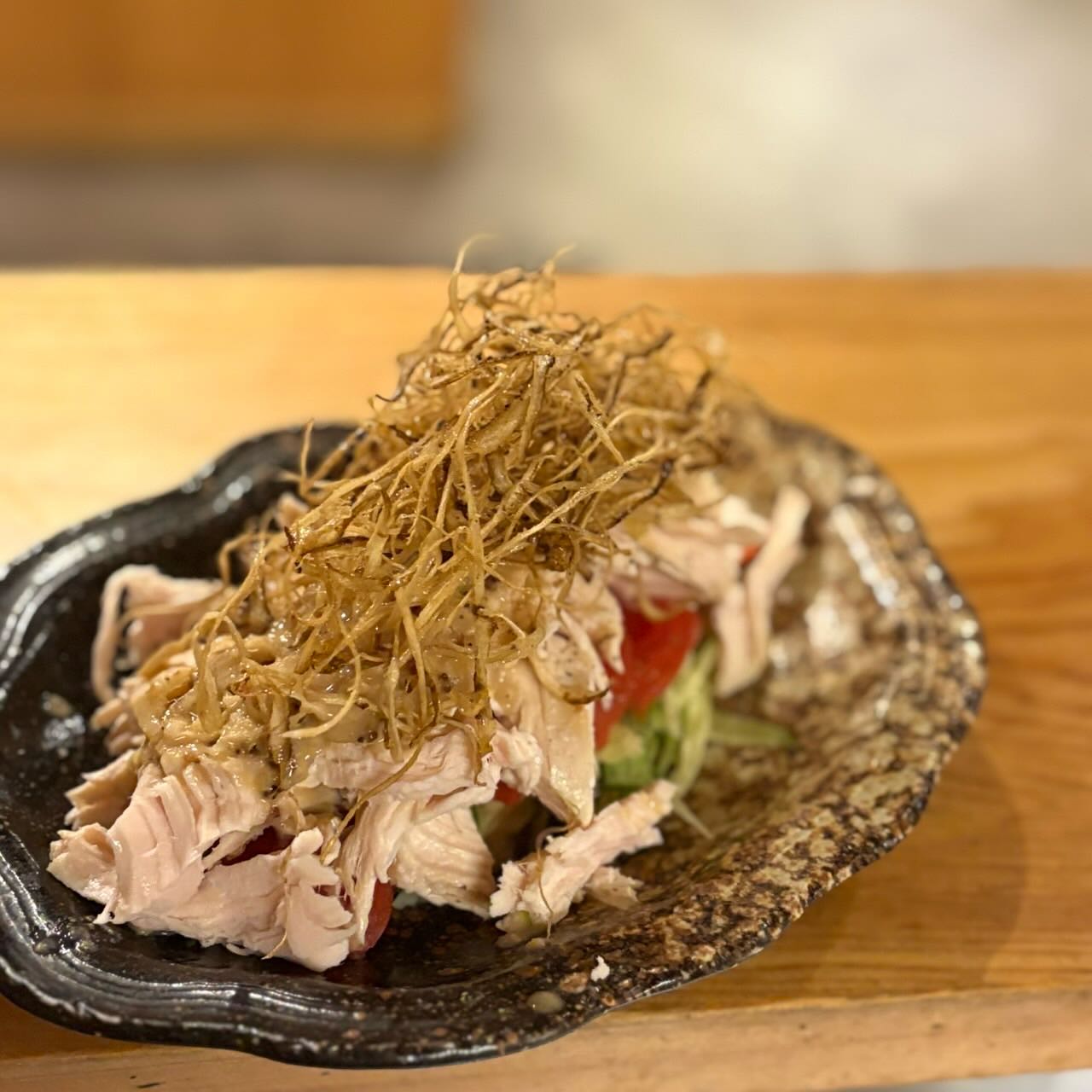 .
.
ゴボウ香る棒棒鶏.
.
.
すいとと初夏のサワー祭り.
三つ目のフードメニューのご紹介です.
.
.
昆布と鰹節をベースに薄口醤油を加え味付けをした出汁を使って、鶏むね肉で鶏ハムを作り、きゅうり→トマト→鶏ハム→ゴボウチップスの順に重ねて、特製のゴマだれをかけて仕上げた冷菜です.
.
みずみずしい生野菜としっとり柔らかな鶏ハム、カリカリのゴボウチップスに特製のタレがよく絡み食欲が無くてもパクパク食べれちゃいます！.
.
オススメのマリアージュはウイスキーで有名な山崎蒸溜所の"山崎蒸溜所梅酒のソーダ割り"です！！.
.
.
是非合わせて召し上がってみてください️.
.
本日もご来店お待ちしております