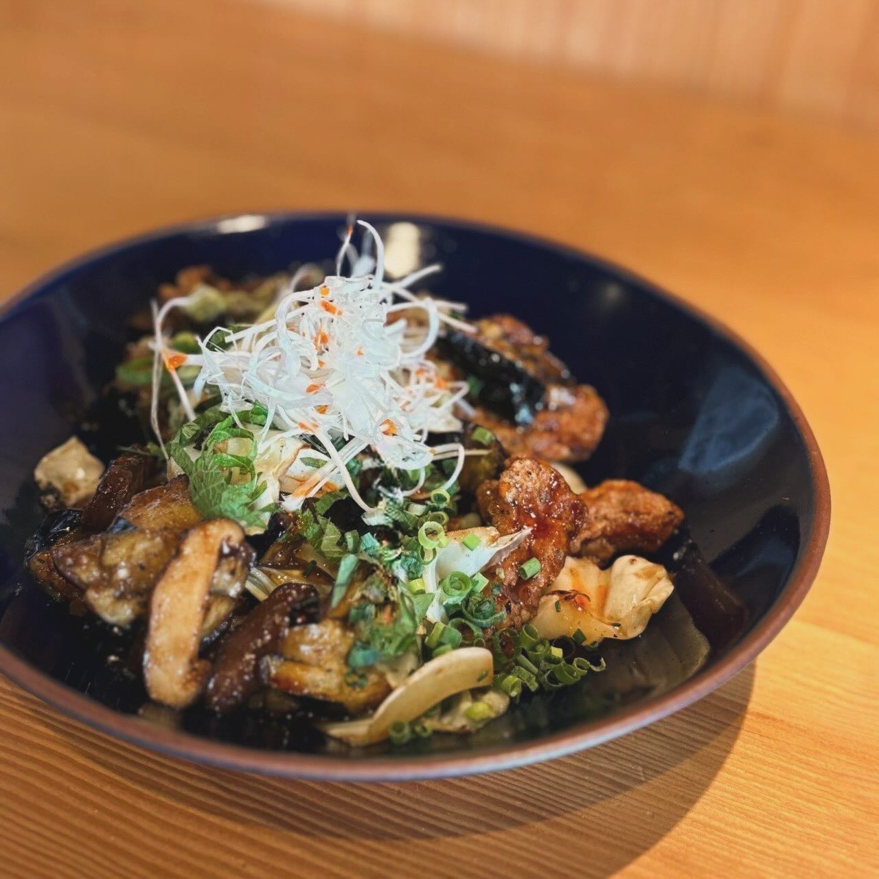 茄子とヤゲン軟骨のオイスター炒め.

今が旬の茄子と鶏のヤゲン軟骨をカラッと揚げてから、キャベツと一緒にオイスターソースでさっと炒め仕上げました🐓.

トロトロでジューシーな茄子とコリコリのヤゲン軟骨に絡んだオイスタータレが絶品です🤤.

ビール、ハイボール、サワーと是非合わせて召し上がってください

本日もご来店お待ちしております