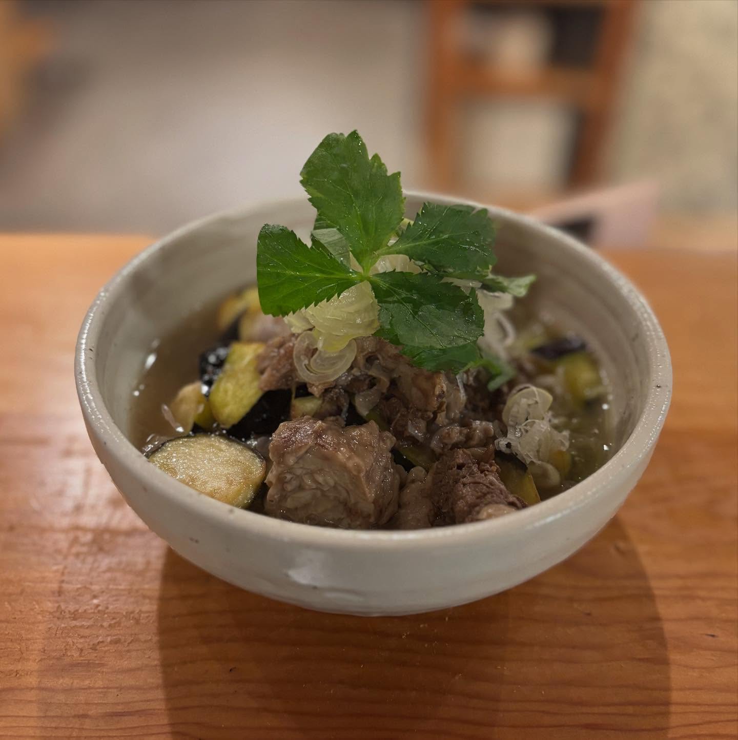茄子の牛すじ揚げ出し
牛すじを出汁と塩で煮ました。
その汁を揚げ茄子が美味しく含んでおります。