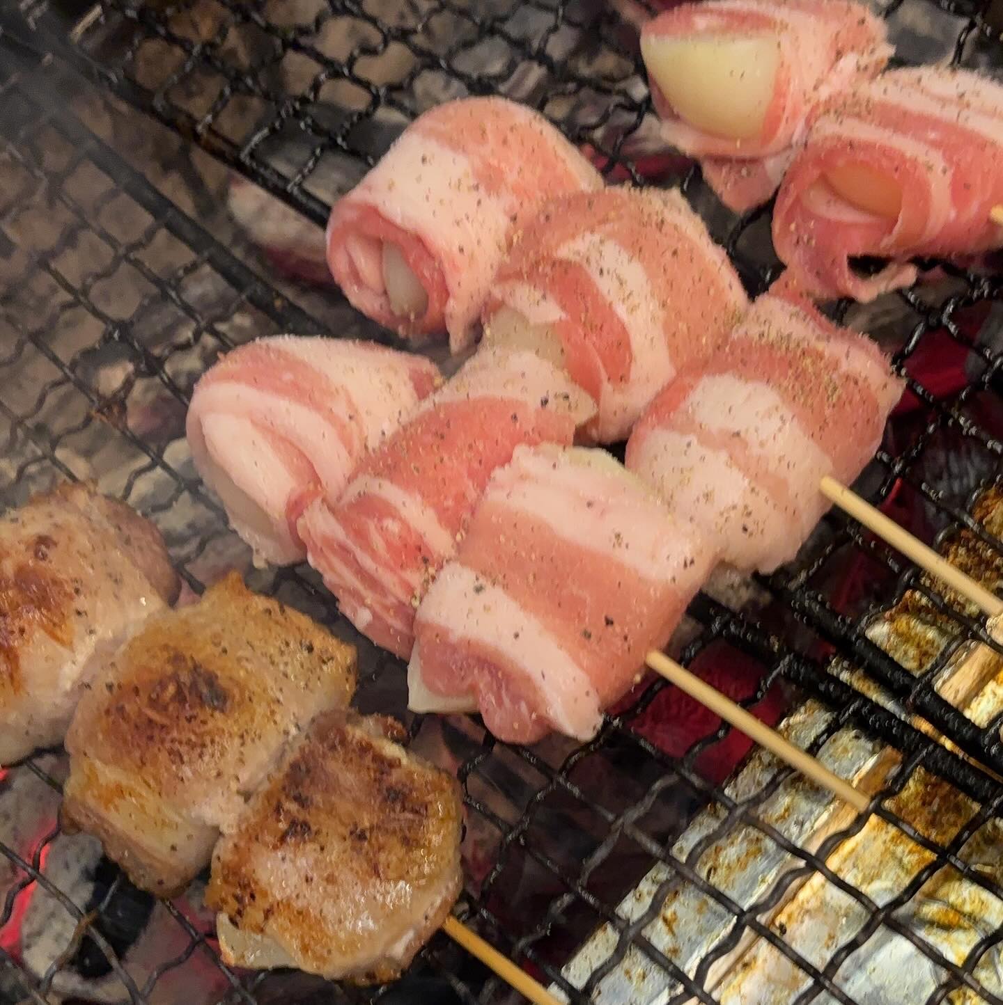 ジャンボニンニク串！
猛暑の毎日を乗り越えるにはこれ食べないとバテてしまいますよ！
炭火でじっくり焼いたホクホクニンニクをどうぞ(//∇//)