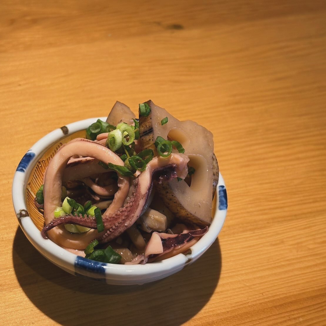 スルメイカと蓮根の山椒煮
生の山椒の身を煮汁に入れ、柔らかく煮たスルメイカとシャキシャキな食感を残したしみしみ蓮根を一緒に小鉢で盛り付けました🦑
この小鉢だけで日本酒が進む逸品で、夏酒の日本酒との相性抜群です
是非、最初のおつまみや箸休めに召し上がってみてください🤤
本日もご来店お待ちしております