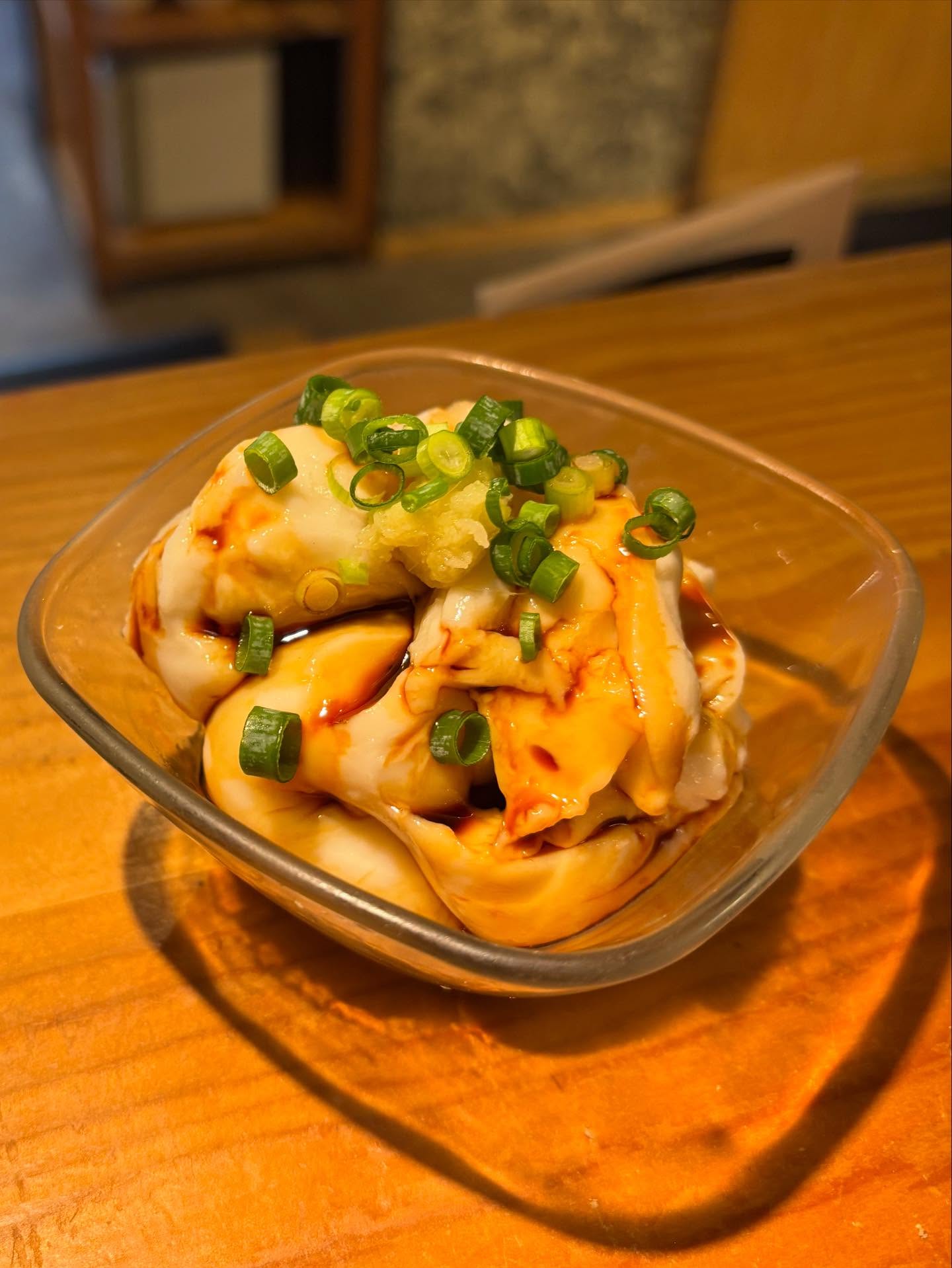 じーまみー豆腐
沖縄で作られるピーナッツの豆腐です。
ピーナッツ🟰地豆これが訛ってジマミ→ジーマミーなんだとか。
ピーナッツの風味を感じながら召し上がって下さい(//∇//)