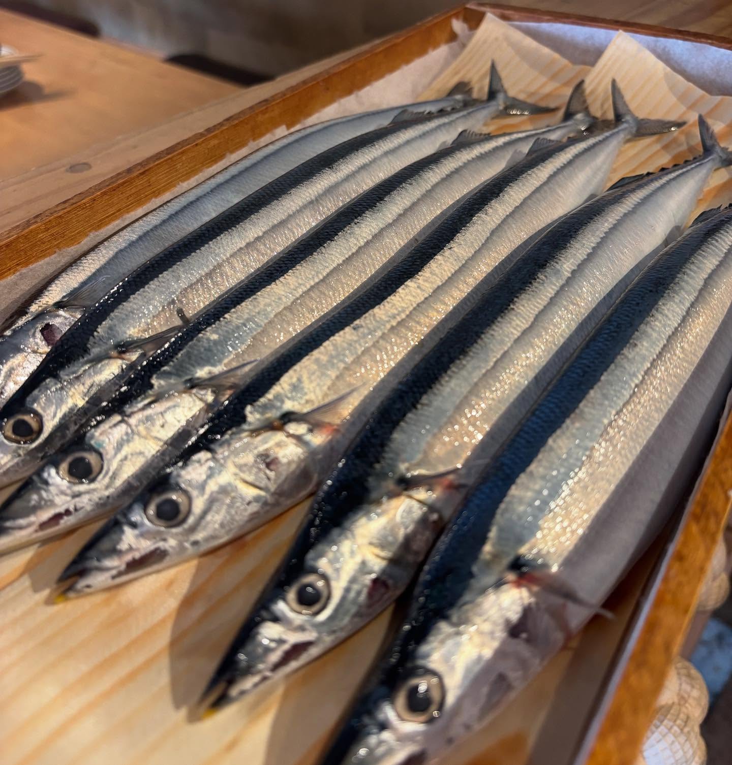 新秋刀魚が入荷しました！！
炭火で焼いた秋刀魚は格別！！
是非お待ちしております(//∇//)