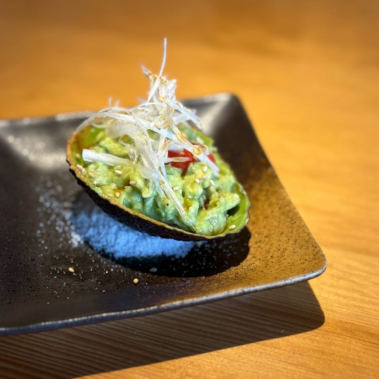 アボカドとトマトの塩昆布和え

森のバターと比喩されるアボカドを主役にミニトマトと一緒に塩昆布とごま油で和え物にした逸品です！🥑

最初の一品にご注文いただくのはもちろんですが『お腹がいっぱいだけど何かお酒のアテが欲しい…』という方には特にオススメです！

是非召し上がってみてください！
本日もご来店お待ちしております