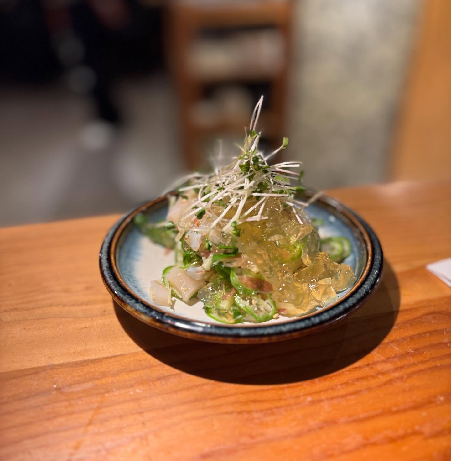 ホタテの塩なめろう
たっぷりの薬味と出汁の効いた煎り酒で仕上げてます。
日本酒をちびちびやりながら、ちびりちびろと突いて下さい。