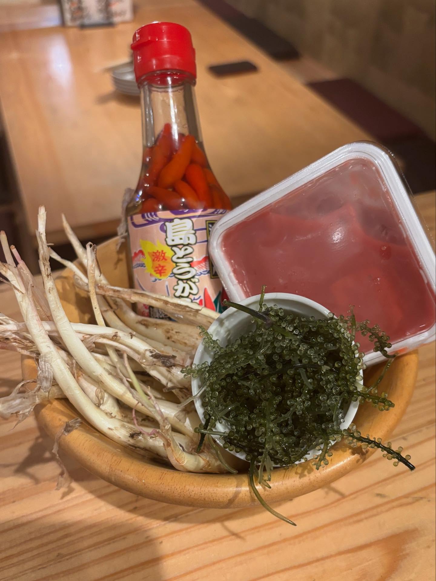 沖縄商品、続々届いてます！
海ぶどうは勿論、島らっきょ、泡盛のお供の豆腐よう。
沖縄料理にはかかせないコーレグースまで。
是非、泡盛と一緒にどうぞ！