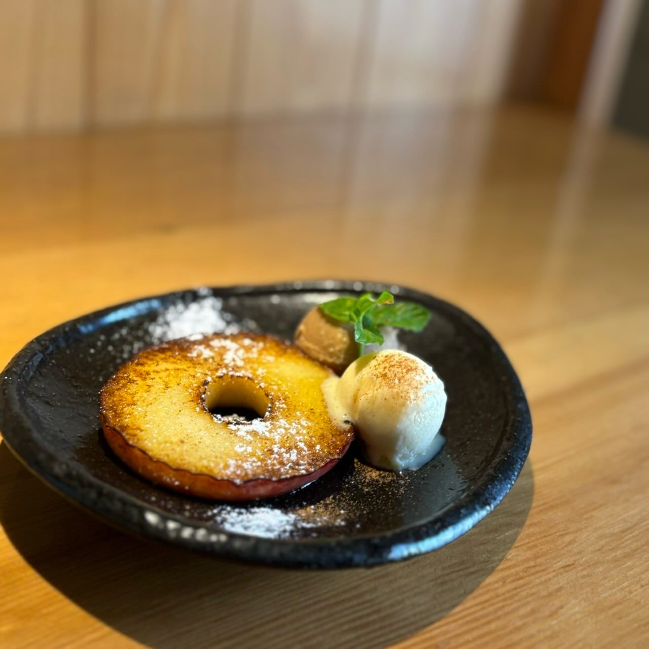 ベイクドアップル
~ジェラート添え~

秋が旬のフルーツ！
中でも人気な林檎をバターでソテーして焼き林檎にしちゃいました！

表面は飴状にカラメリーゼしてあるのでパリパリで、バターの香りと飴の香ばしい香りとがベストマッチ！

仕上げに紅茶とバニラのジェラートを添えてあり、シナモンを振りかけてるので甘すぎず最後まで召し上がっていただけます！🤤

是非、秋限定のデザートメニュー
召し上がってみてください❣️
本日もご来店お待ちしております