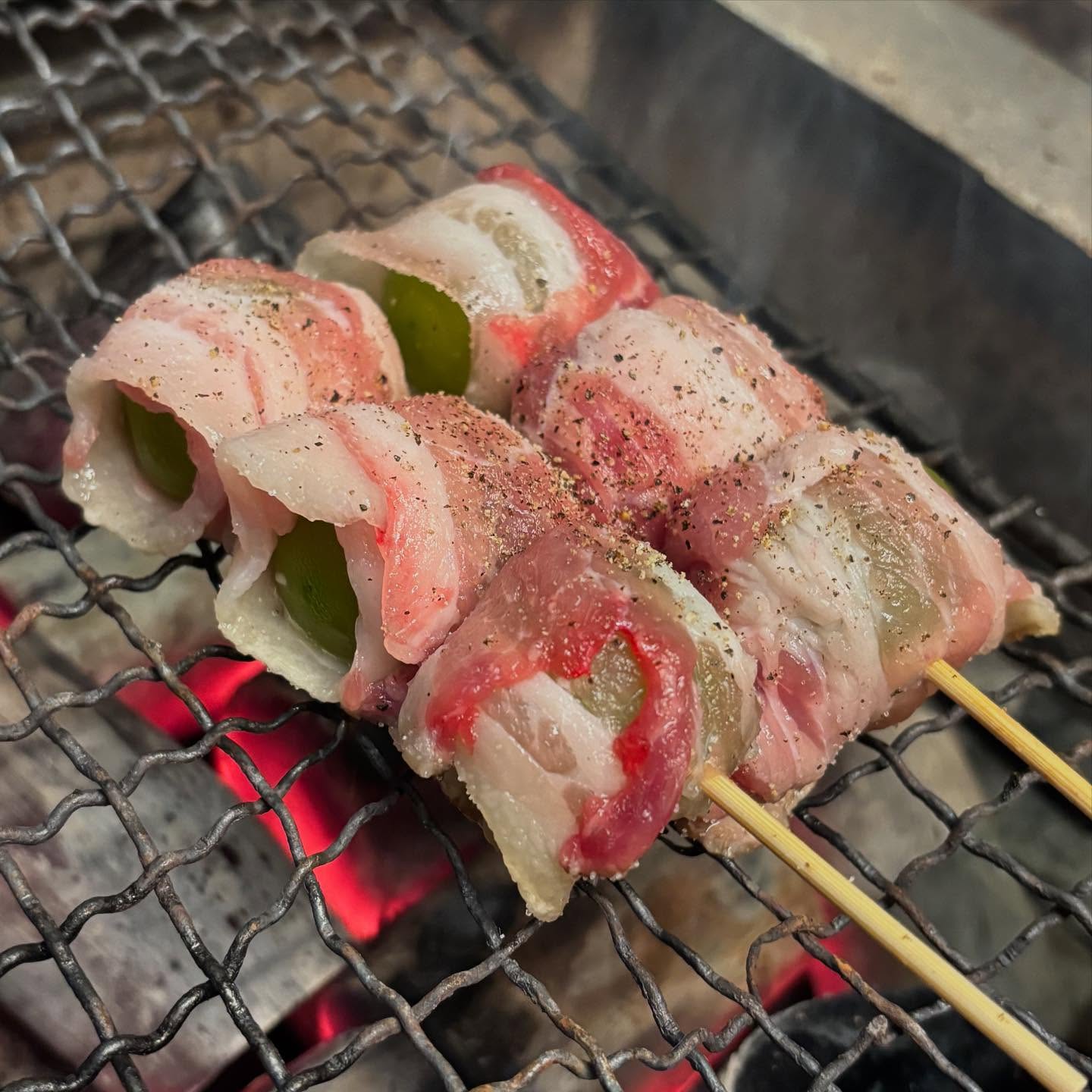 今年もやって来ました！
肉巻きマスカット串
すいととの秋の定番メニューですね。
数に限りがございますのでお早めにどうぞ。