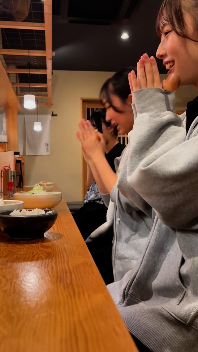 終わった後はみんなで賄い(//∇//)
今日は肌寒いのでキノコと山菜の揚げ出し
皆んなで食べるから一層美味しい！！