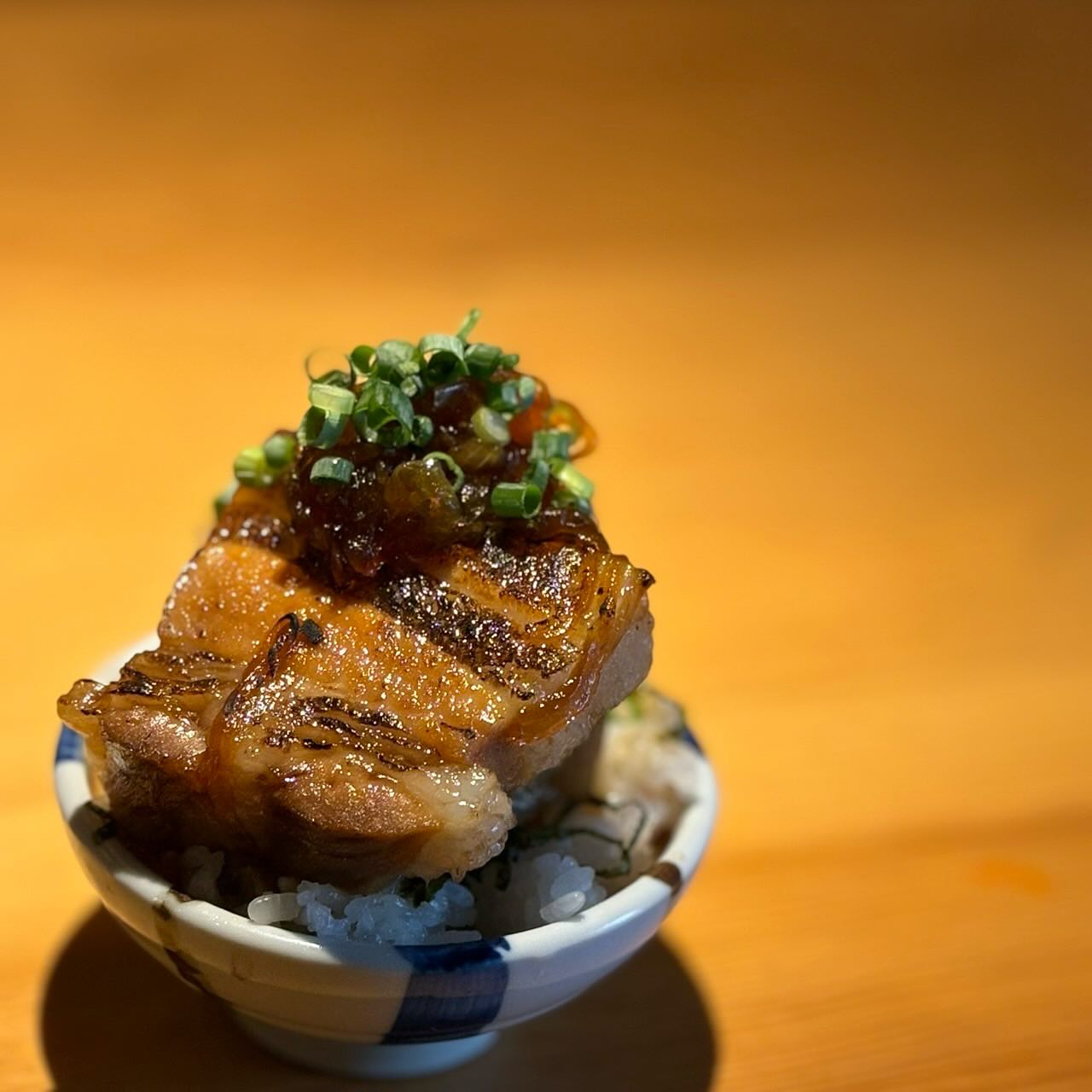 it'sスモール豚丼

先日の北海道旅行で食べた十勝帯広の豚丼を1/5サイズで再現してみました

じっくりコトコトと似た煮豚にあまじょっぱいタレが相性抜群です！

ガッツリ〆を食べたい方！
お肉が食べたい方！！
お腹が空いてる方！！！
ぜひ召し上がってみてください🤤

本日もご来店お待ちしております
