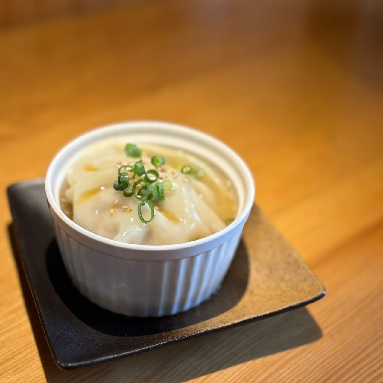 呑める小籠包

最初にお伝えしておきます。
これはただの点心ではありません。
旨味が半端ないスープです

本来なら包み込むことが出来ない量の中華スープと肉ダネを中に入れて加熱している為、スープ感が通常の比じゃありません！

是非熱々のスープを飲みながら、ビールやサワーをゴクゴク呑んでみてください


本日もご来店お待ちしております