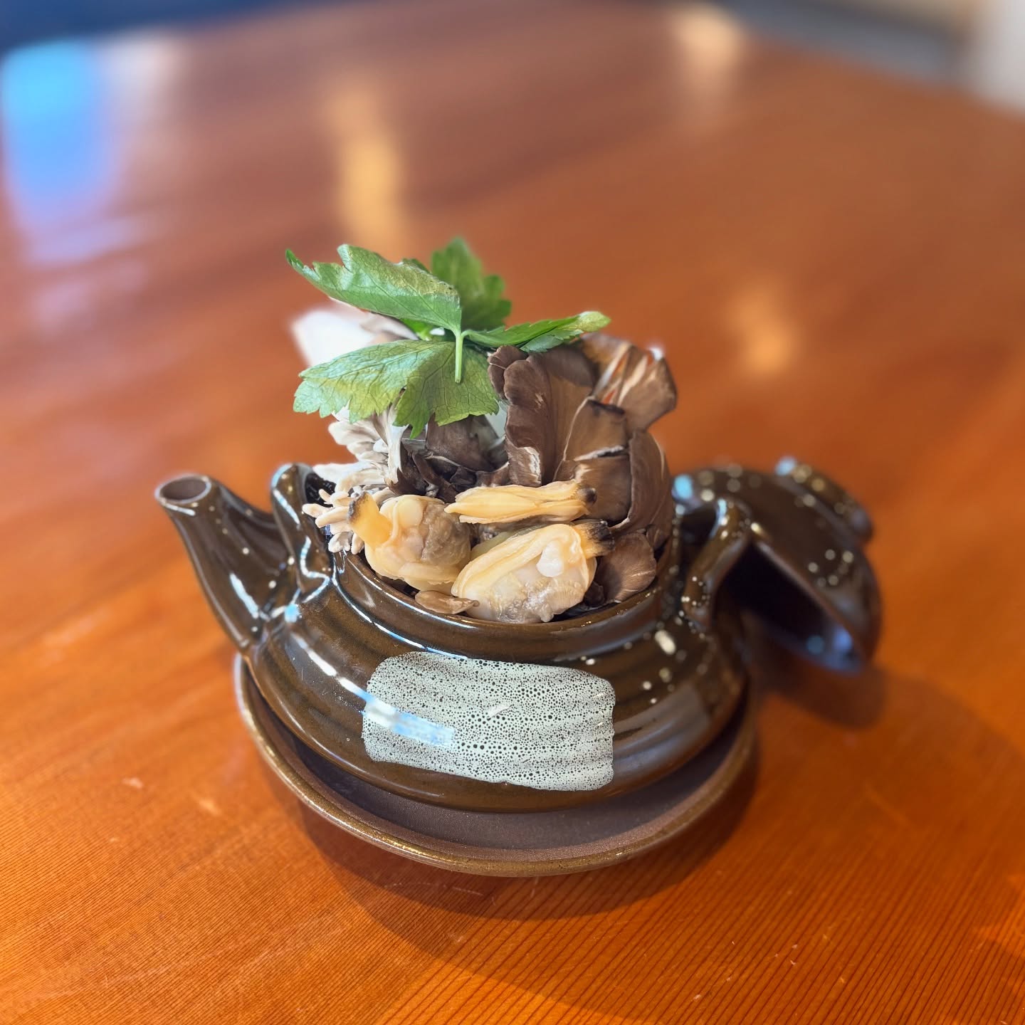 舞茸とアサリの土瓶蒸し
出汁はお魚のあら汁で
ほのかにゆずの香り。
中の具も美味しく頂けますよ(//∇//)