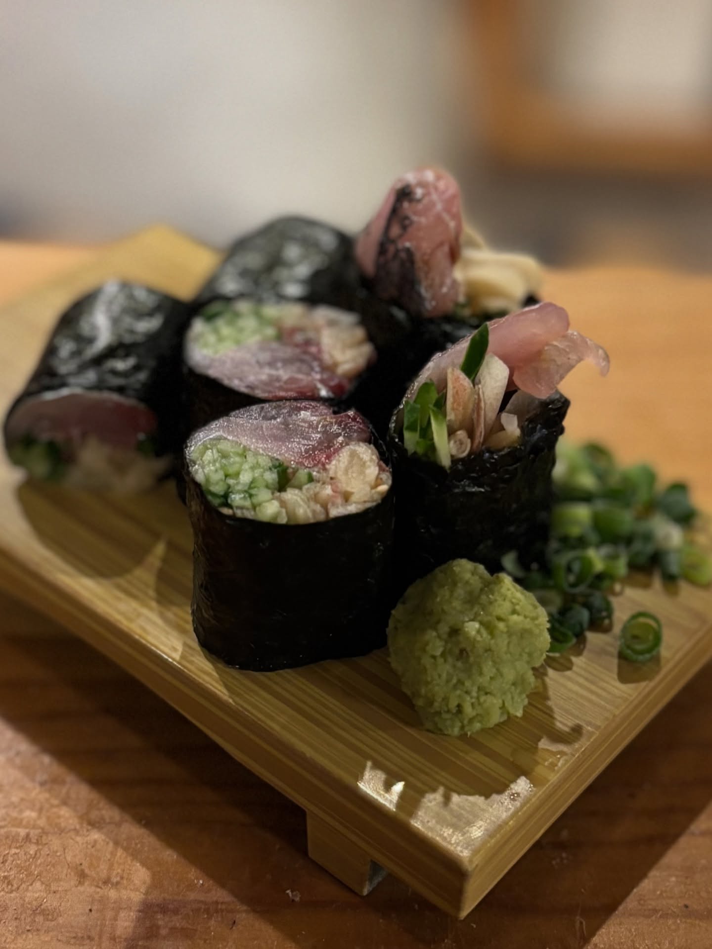 とある日の前菜3品

・鯵の薬味のり巻き
・ウォッシュチーズ
・マグロの南蛮漬け

宴会メニューが固定でないのでその日の前菜がまず3品出てきます。
乾杯と一緒に楽しい時間を過ごして下さい(//∇//)