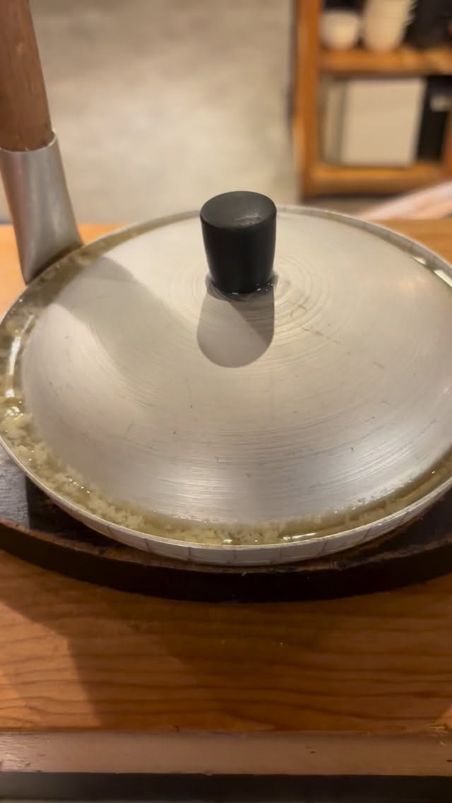 また涼しい日が続いてますね。
僕はミートテック常備なので丁度良い気温です。
そんな日には少しほっこりとしたおつまみどうですか？？
お出汁たっぷりのウナ玉です。
是非熱燗と一緒にどうぞっ