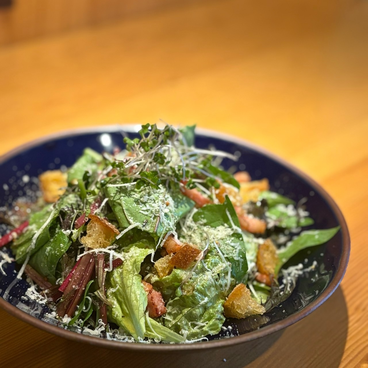 有機野菜シーザーサラダ

群馬の有機野菜のサラダほうれん草と紫からし菜をメインに使った野菜を美味しく食べるシーザーサラダです🥗

シンプルなフレンチドレッシングを野菜にかけて、その上にクルトンとベーコン、イタリア産のハードチーズをふんだんに削りかけました！

野菜本来の味とチーズのコク、その全てをまとめるフレンチドレッシングが完璧なトライアングルです❣️

お野菜好きな方は是非お召し上がりください！
本日もお待ちしております