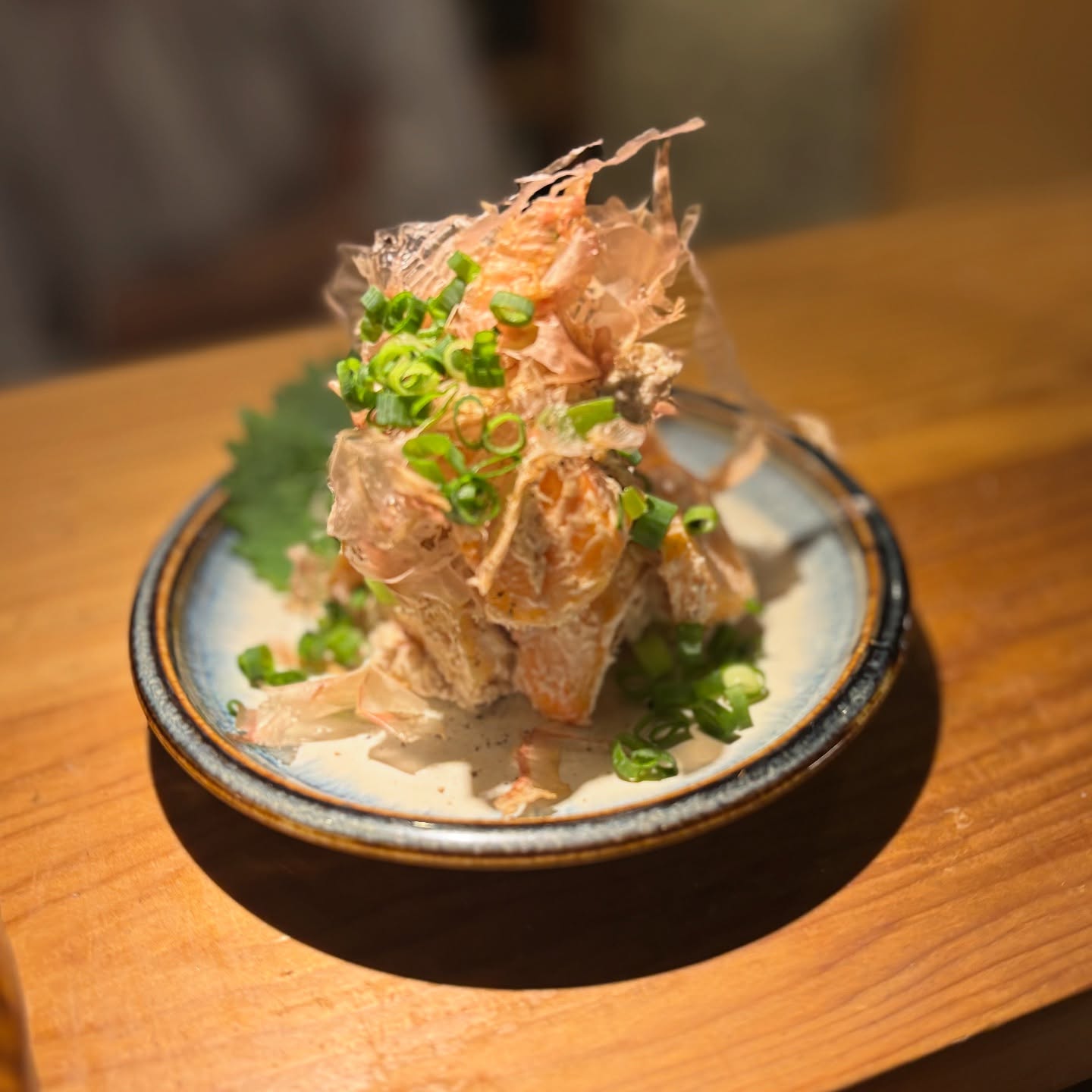 柿のクリームチーズ白和え
秋の味覚、柿はもう食べましたか？
甘柿美味しいですよね(//∇//)
そんな柿をクリームチーズと酒盗で和えました。
これが日本酒と良く合うんですよ。
フレッシュな新酒と一緒に合わせてください。