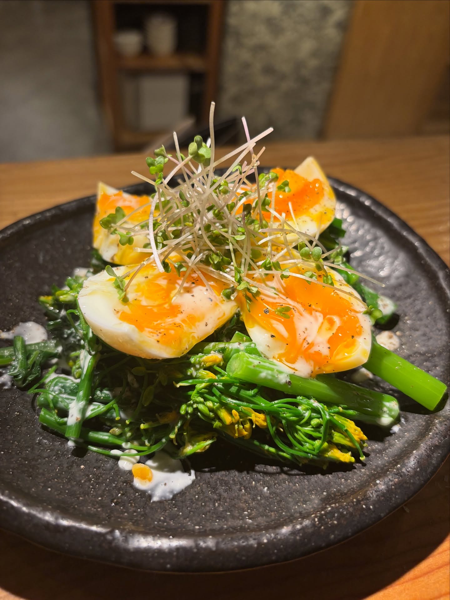 アスパラ菜のカルボナーラサラダ
自家製のクリームドレッシングを使い旬のアスパラ菜と合わせました。半熟玉子とドレッシングを混ぜて召し上がって下さい。