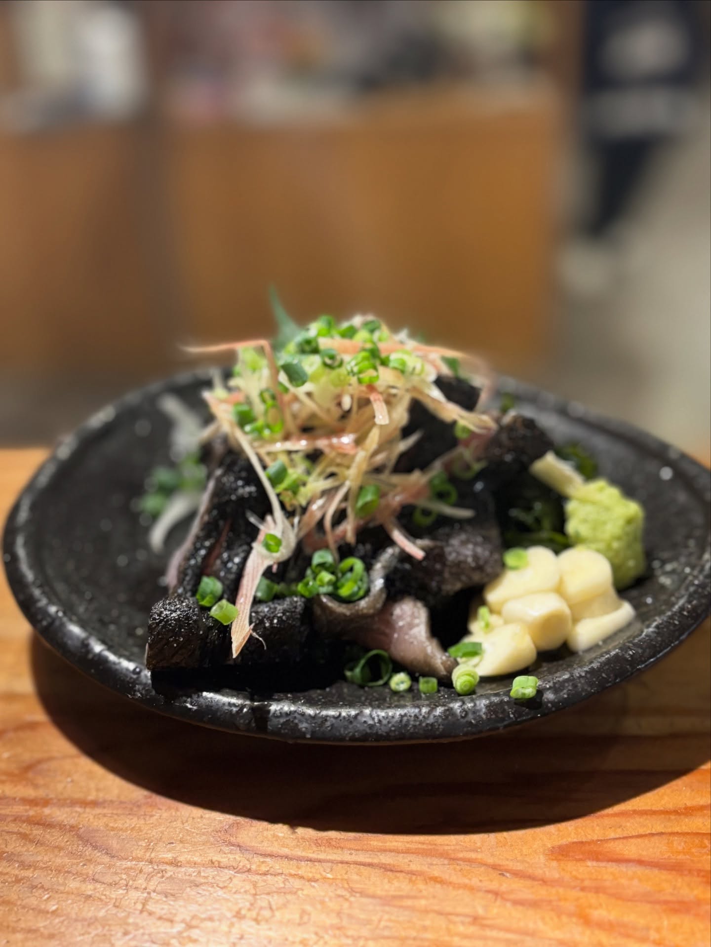 サワラの炭火タタキ
炭に油を垂らし、メラメラと燃える炭火で燻したサワラです。
煤けたサワラにたっぷり薬味とカボス、にんにく！
味付けはシンプルにお塩で。
これは日本酒が進みますねw