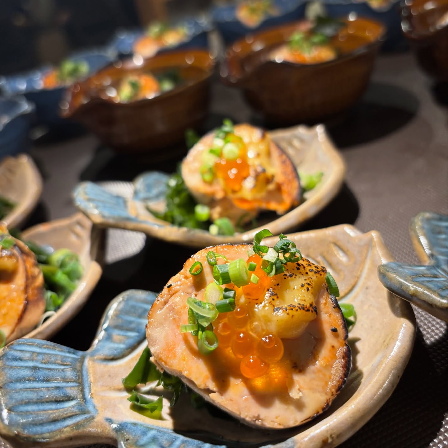 とある日の7000円コースメニューの小鉢

炙りあん肝西京味噌

あん肝、熱燗、最強ですね(//∇//)

今年ももうあと僅か。皆さん体調崩さずに、肝臓と仲良く

宴会楽しみましょう！