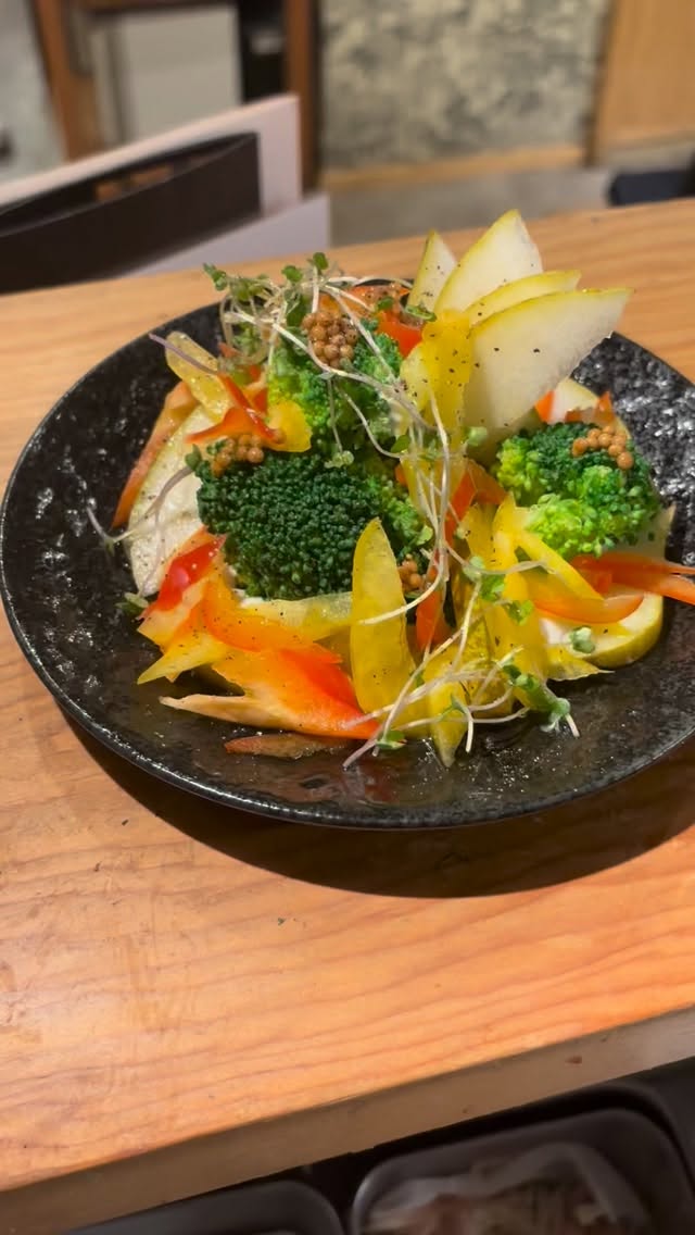 しれっと12月に入りましたね。
今年も残り一ヶ月やり残した事ばかりです…
今日はサラダの紹介
ラフランスとブロッコリーのカラフルサラダ
胡桃とマッシュルームのクレソンサラダ
どちらも前菜にはピッタリ!
グランドメニューからサラダが消えたので
その時々のオススメサラダ作っていくので
一つの楽しみにしてもらえればなと思います。