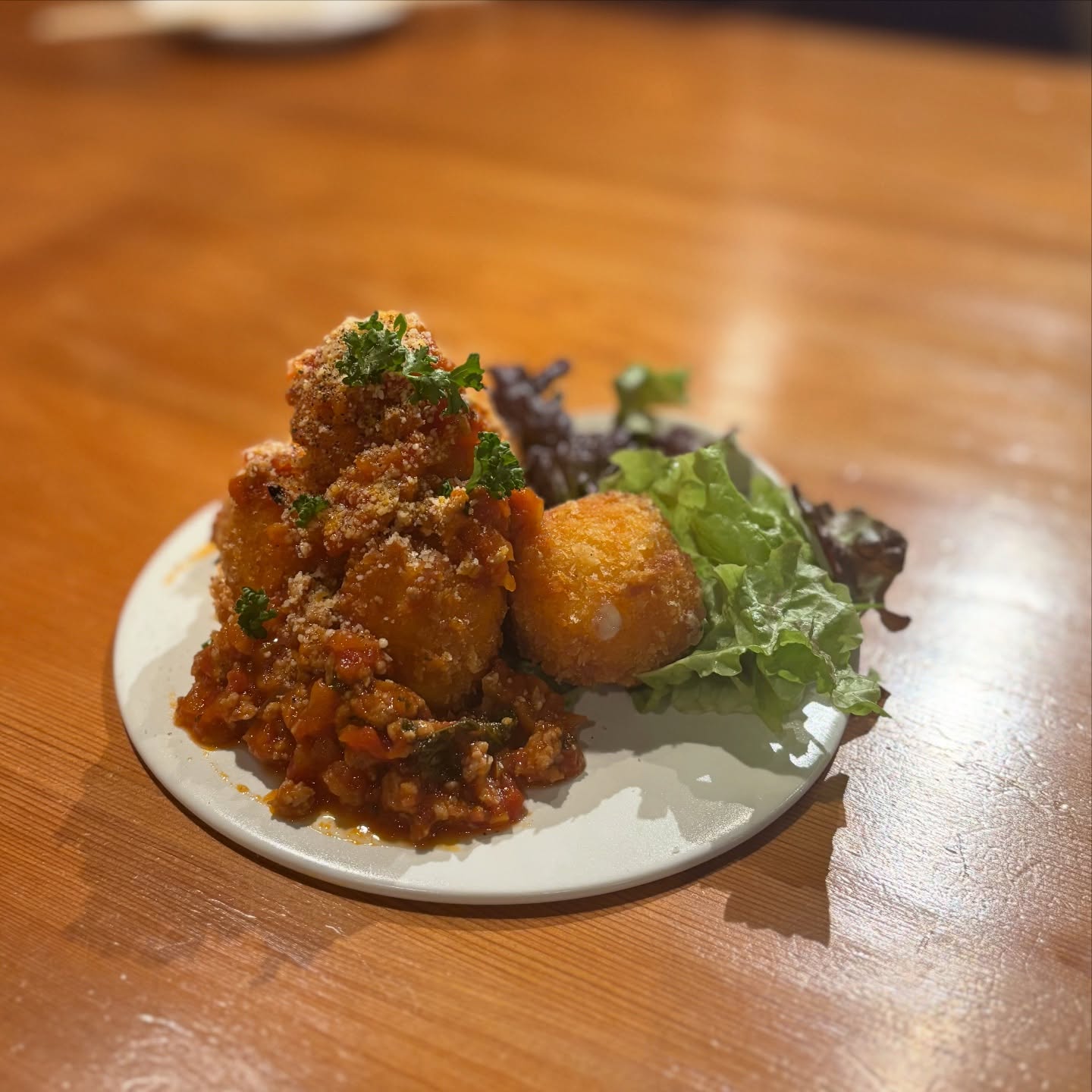 モッツァレラチーズフライ

モッツァレラフライに
ボロネーゼソースをかけただけの
シンプルなおつまみ。
だがけどこれがイイ！！
ボロネーゼも手作りなので是非食べてみて下さい(//∇//)