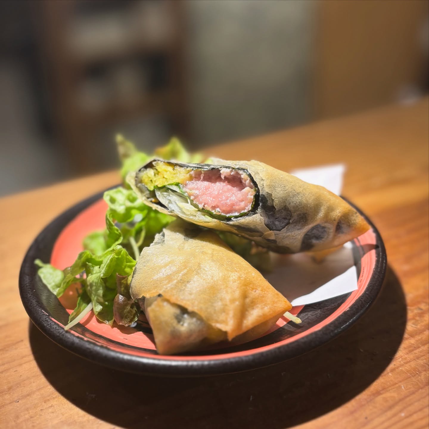 たくトロ揚げ春巻き
軽く揚げたパリパリの春巻きがアクセント！
お醤油にしっかりワサビを着けると
お酒が止まりません
今年ももう僅か、ご来店お待ちしております。