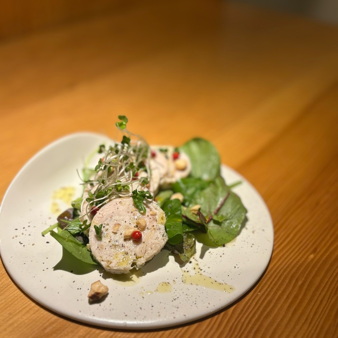 若鶏とナッツの自家製ハム

若鶏の胸肉を使い自家製でハムを作りました
しっとり柔らかな食感のハムの中には、3種類のハーブとナッツを混ぜ込んでいるので、口の中で上品な香りが広がるます🤤

フレッシュな味わいの新酒と相性抜群です！
是非ペアリングしてみてください


本日もご来店お待ちしております