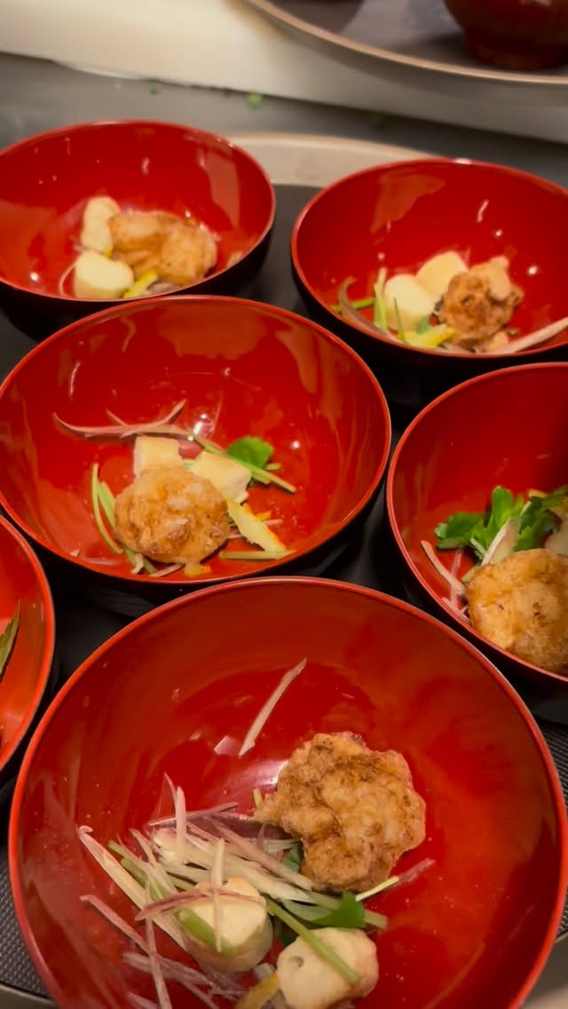 とある日の宴会の一品
鯛出汁のお椀
つみれがエビシンジョウです。
6000円コースよりお椀ご用意しております(//∇//)