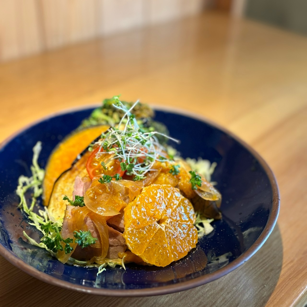 豚肩ロースのみかん生姜焼き

今が旬のみかんを使った生姜焼きのご紹介です！

みかんの旬は約半年あると言われていますが、冬のみかんは甘味と酸味のバランスが良く、そのまま食べても美味しいですがソースにするのに最適です！

すいととではローストした豚肩ロースをメインに生姜とみかんで作ったソースで生姜焼きを作りました

肉肉しい豚肉とフルーティーみかん生姜ソースが最高な組み合わせです🤤

旬のみかんを使った逸品
ぜひお召し上がりください

本日もご来店お待ちしております