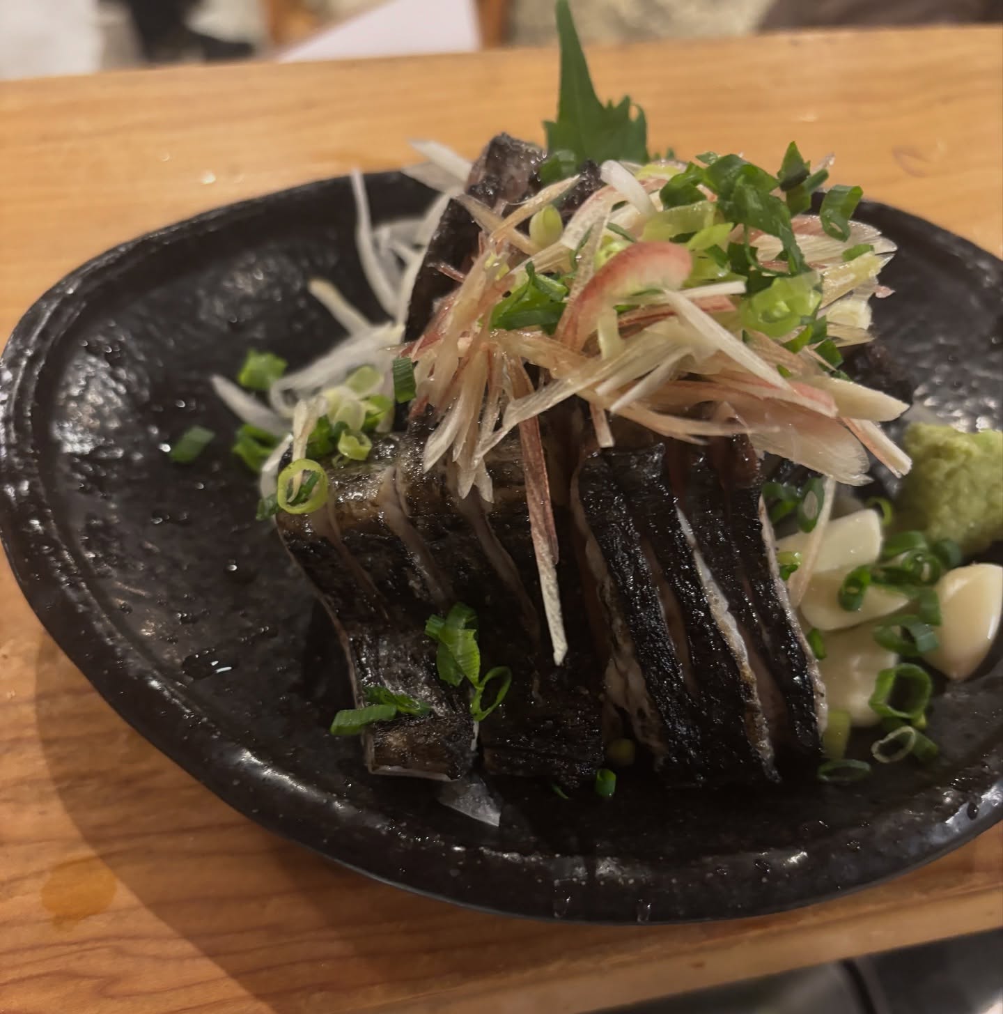 また美味しいサワラが入荷！
サワラの炭火タタキ。
すいととではどんどん定番になってきている一品
日本酒と一緒にどうぞ！！